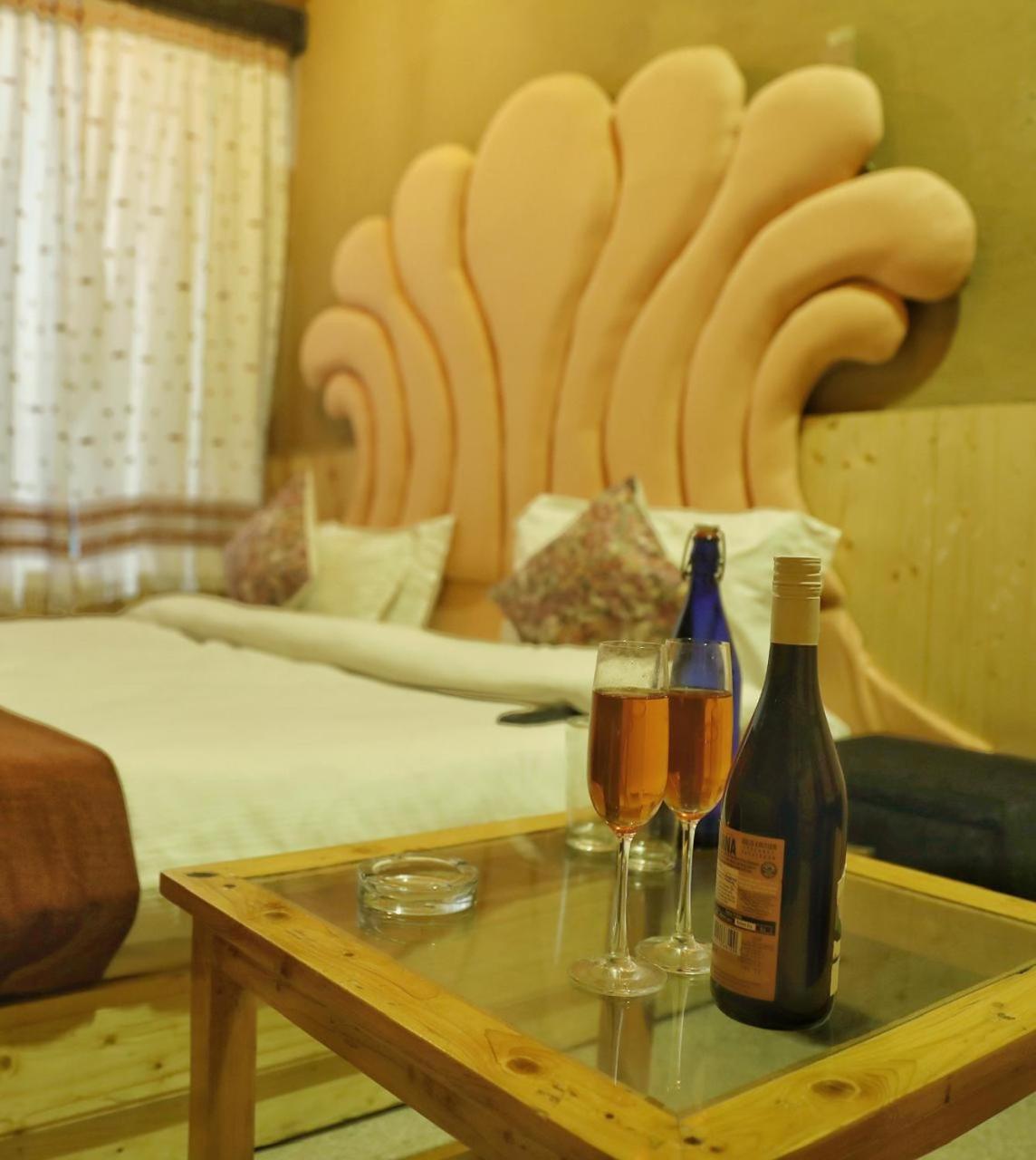 Hotel Old With Balcony And Mountain Views, Near Mall Road Manali (Himachal Pradesh)
