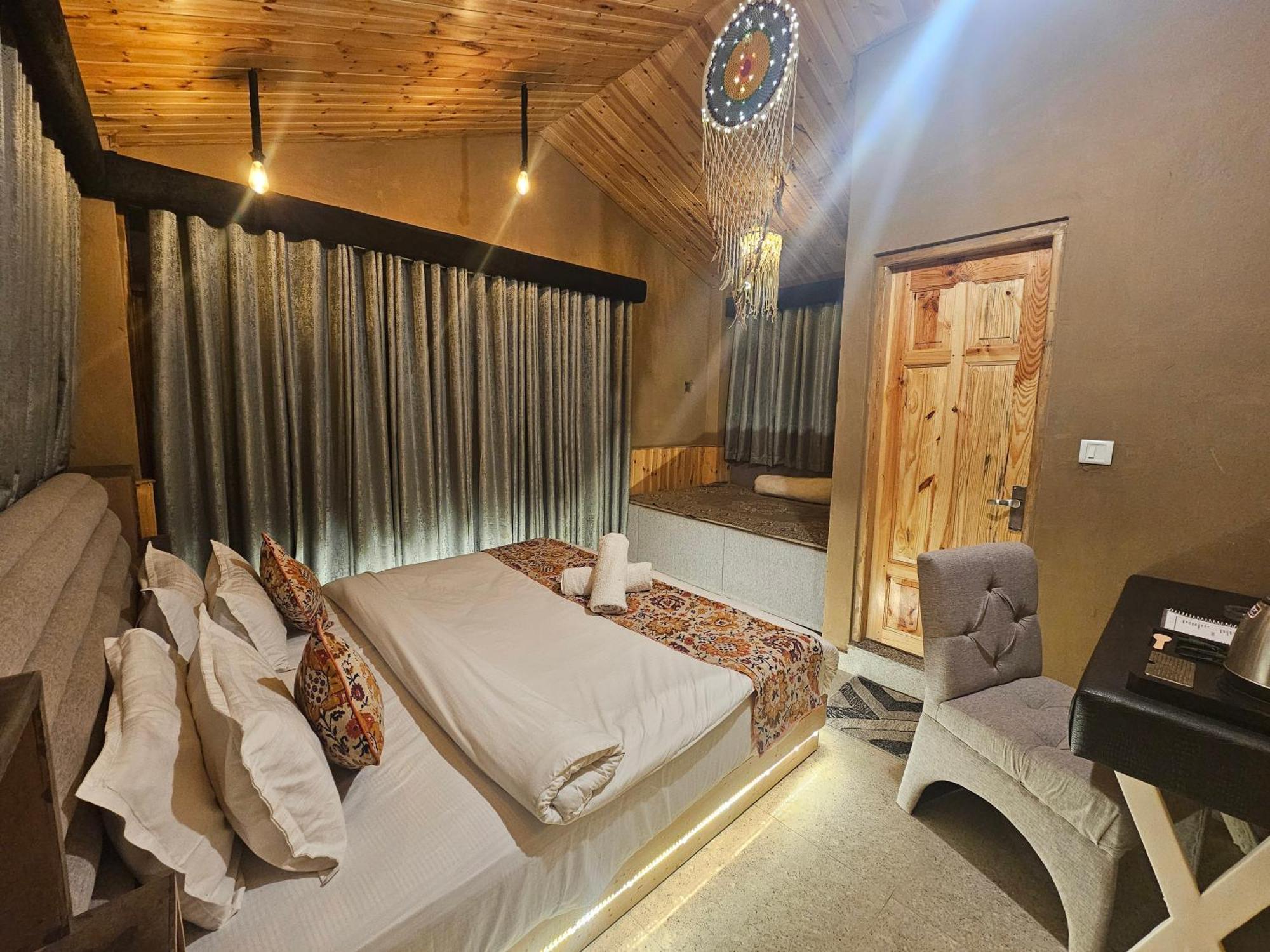 Hotel Old With Balcony And Mountain Views, Near Mall Road Manali (Himachal Pradesh)