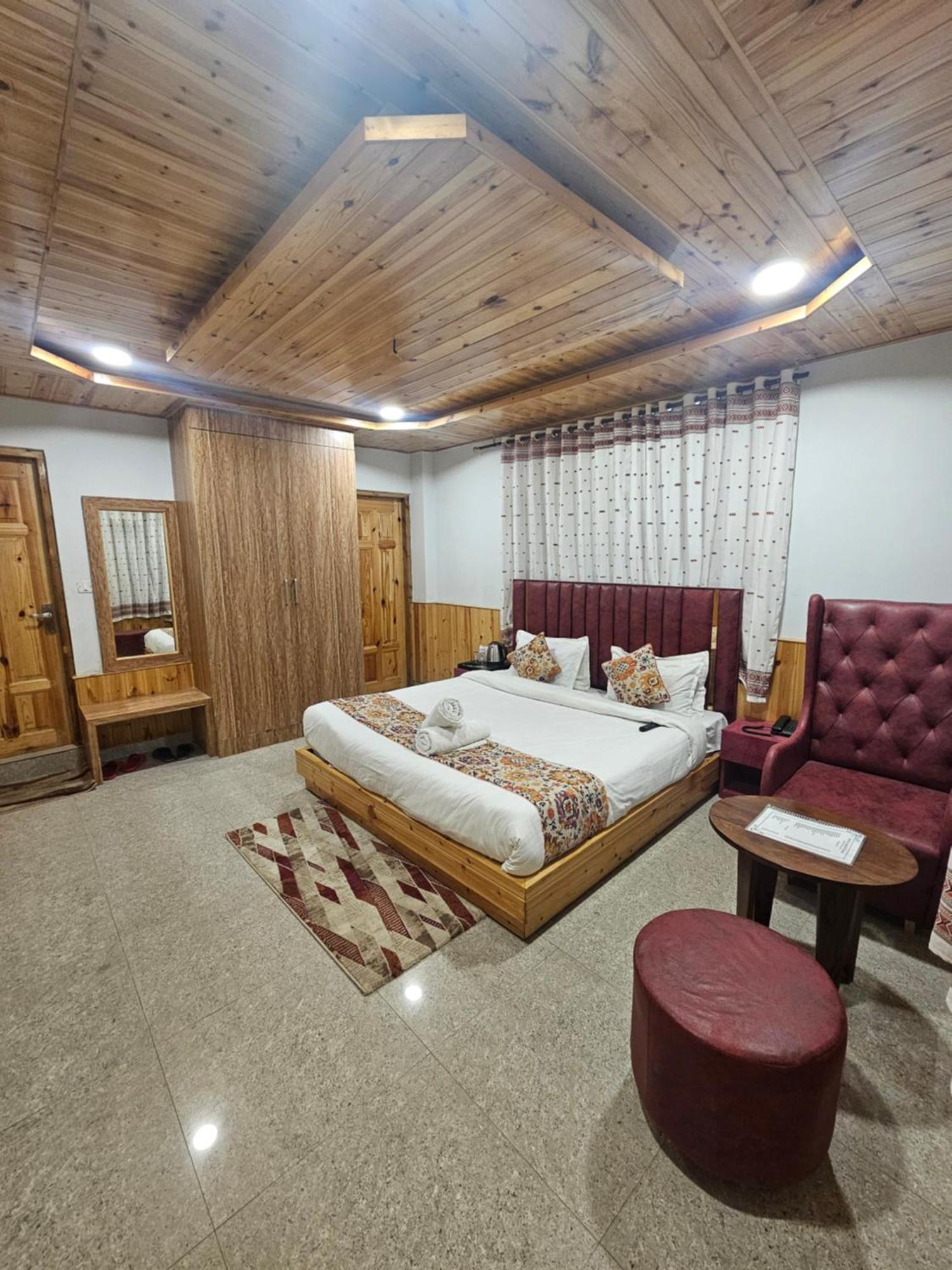 Old With Balcony And Mountain Views, Near Mall Road 4*