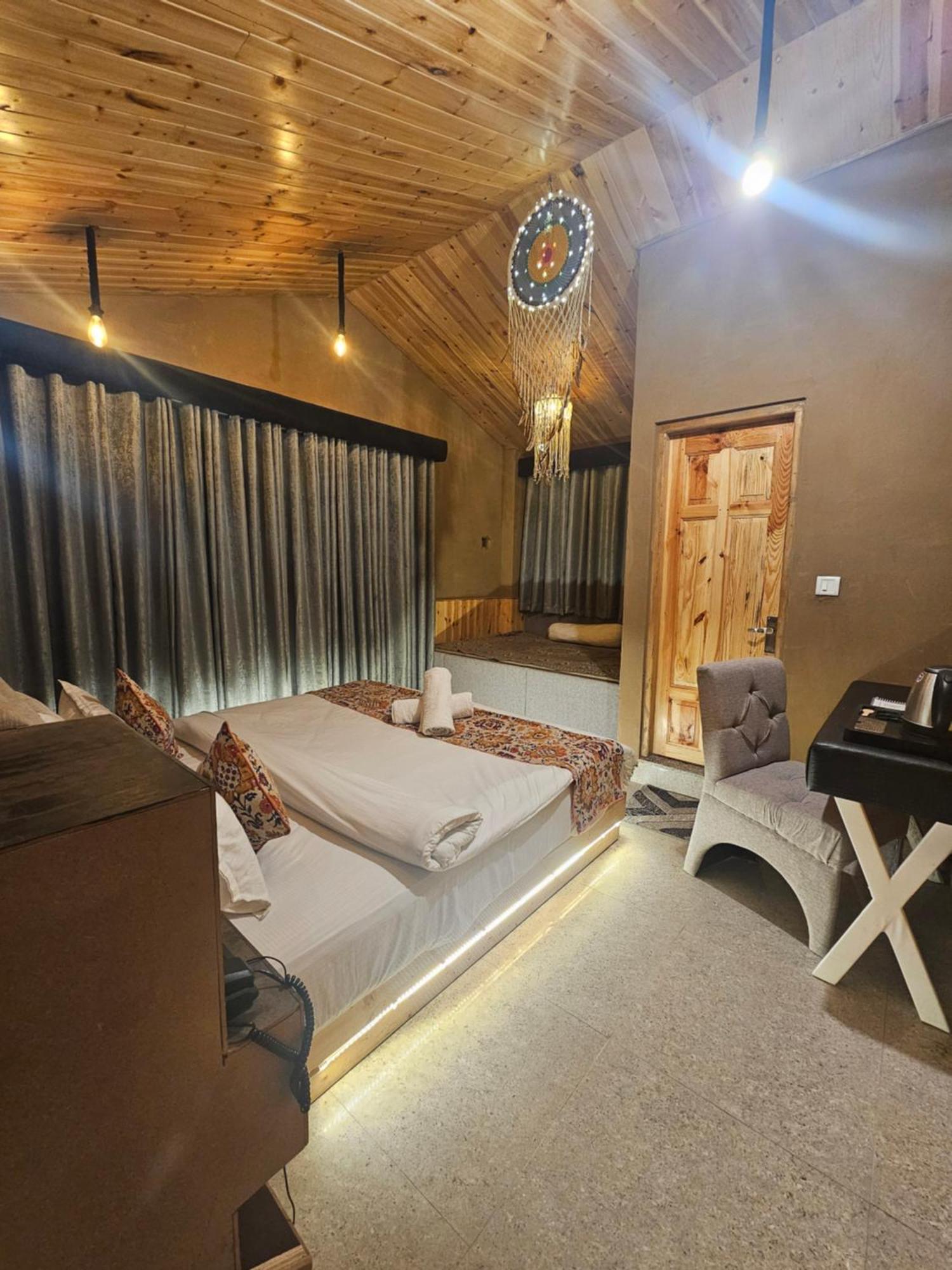 Old With Balcony And Mountain Views, Near Mall Road Hotel 4*