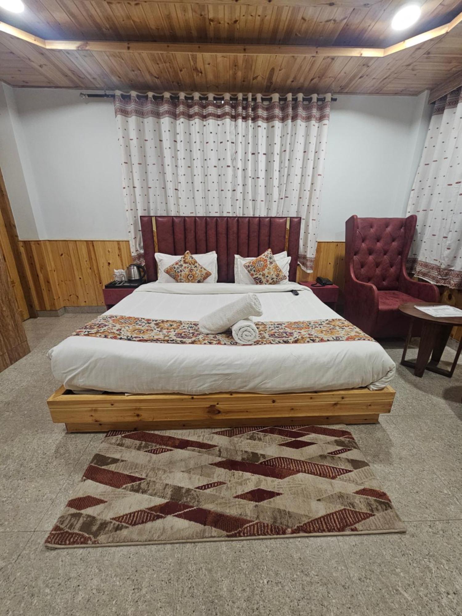 Hotel Old With Balcony And Mountain Views, Near Mall Road 4*