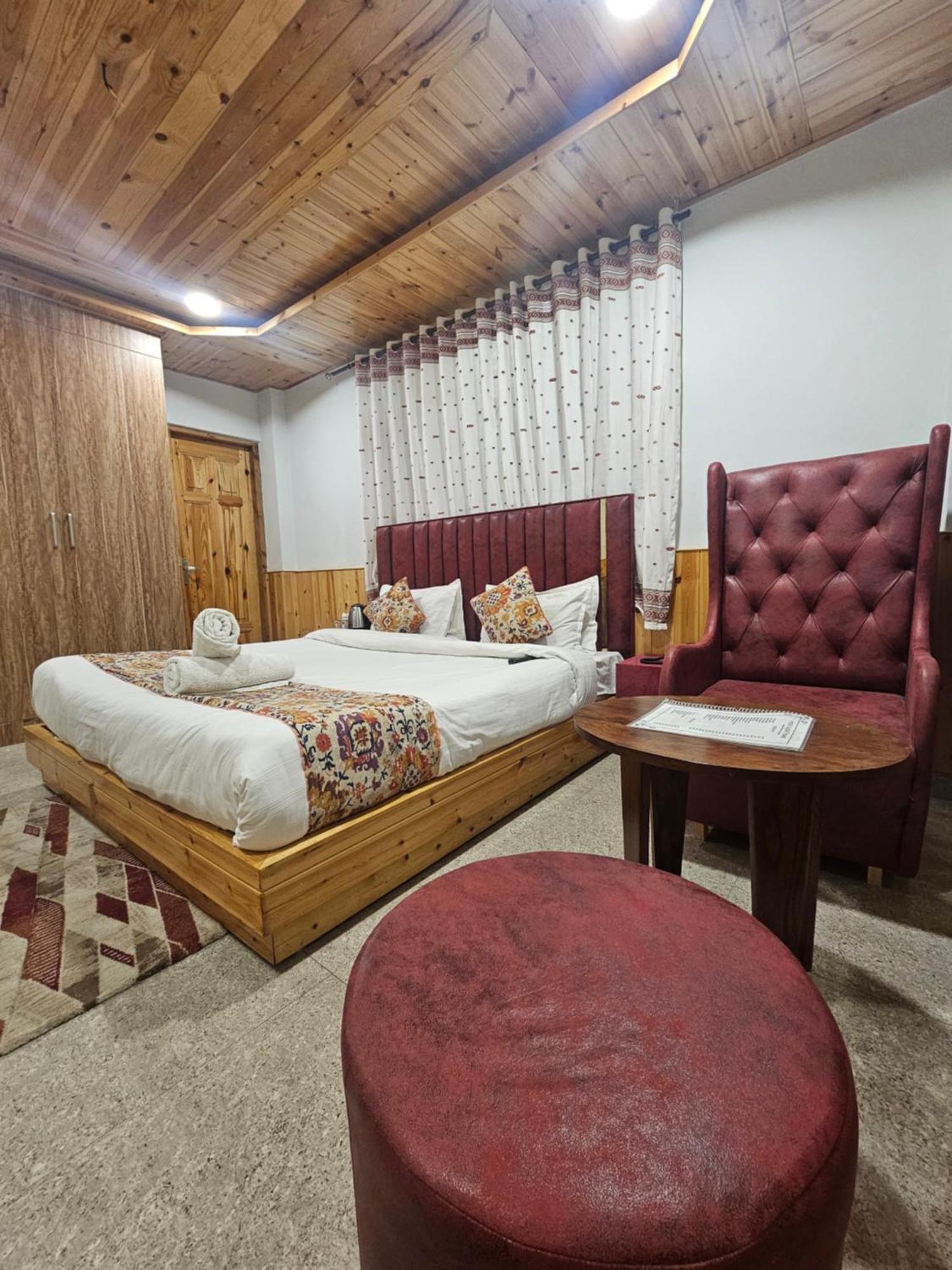 Hotel Old With Balcony And Mountain Views, Near Mall Road Manali (Himachal Pradesh)