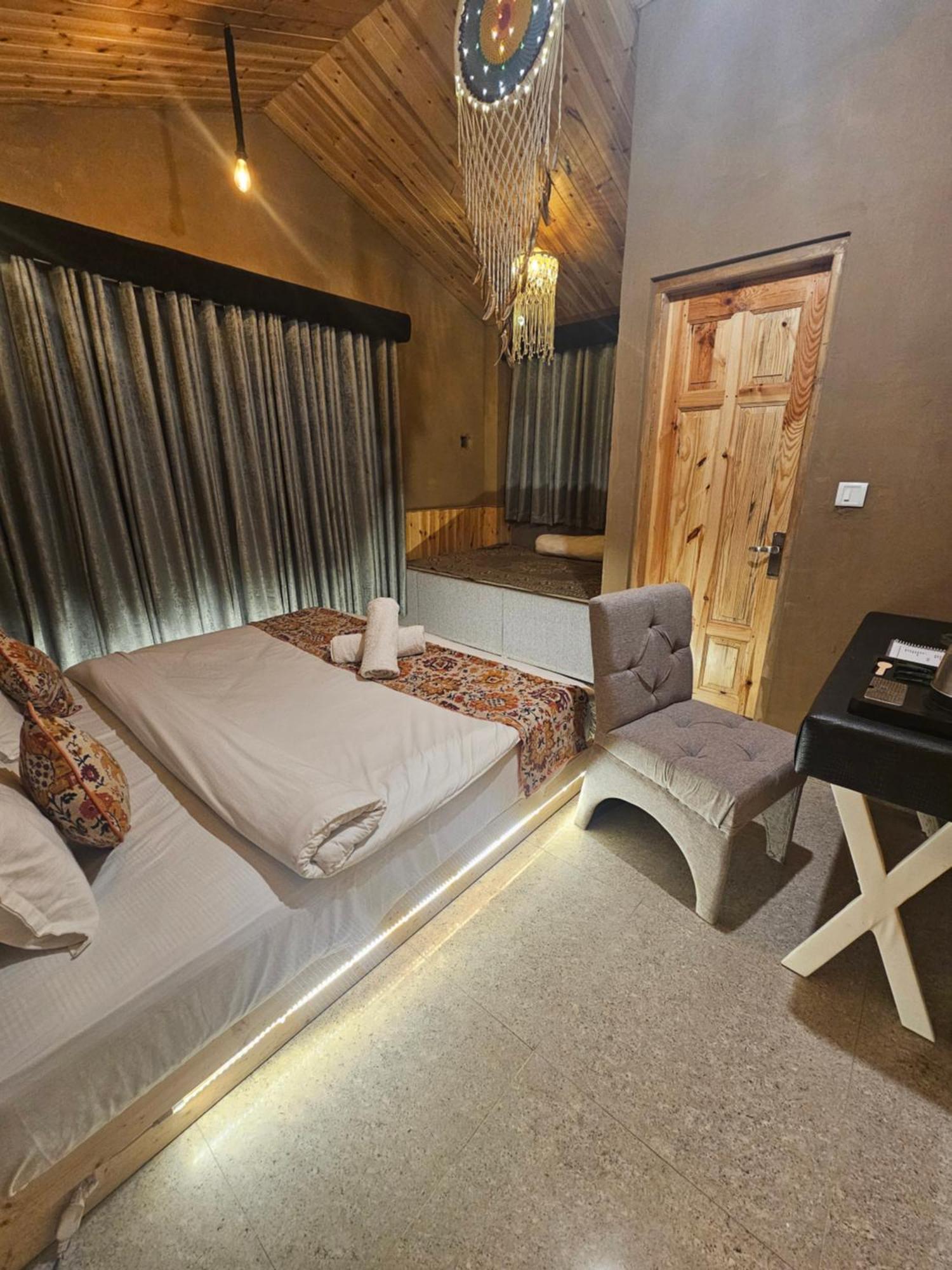 Old With Balcony And Mountain Views, Near Mall Road Hotel 4*