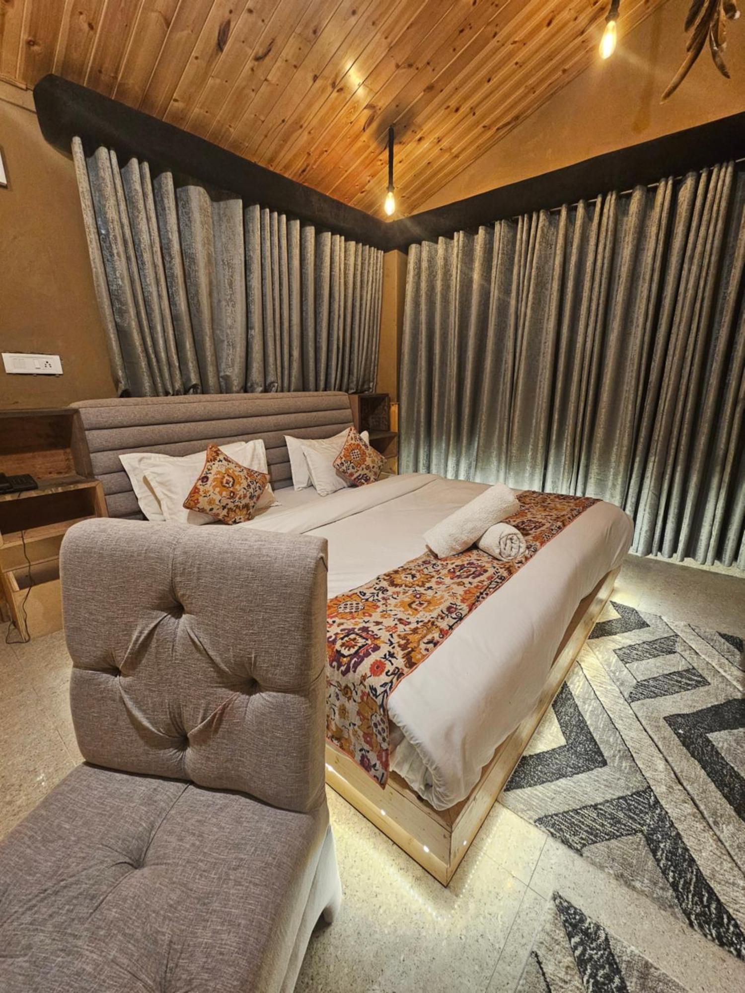 Old With Balcony And Mountain Views, Near Mall Road Hotel Manali (Himachal Pradesh)
