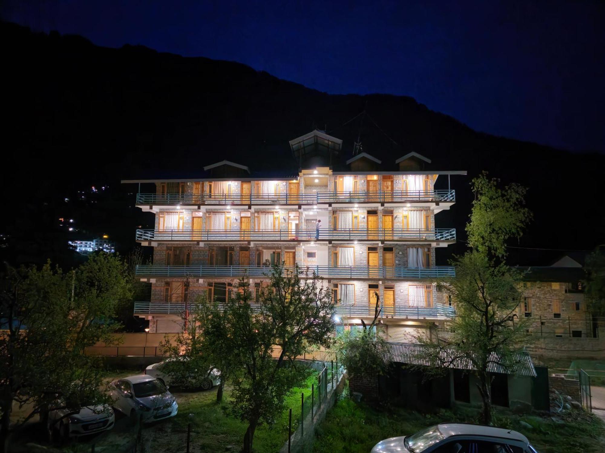 Hotel Old With Balcony And Mountain Views, Near Mall Road Manali (Himachal Pradesh)