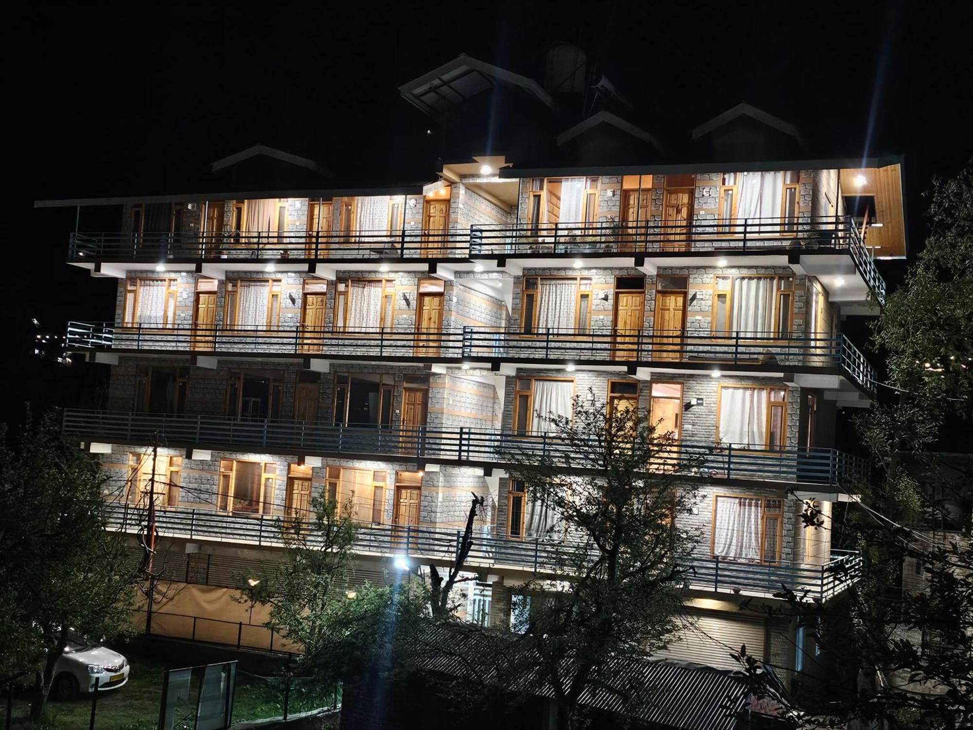 Hotel Old With Balcony And Mountain Views, Near Mall Road 4*