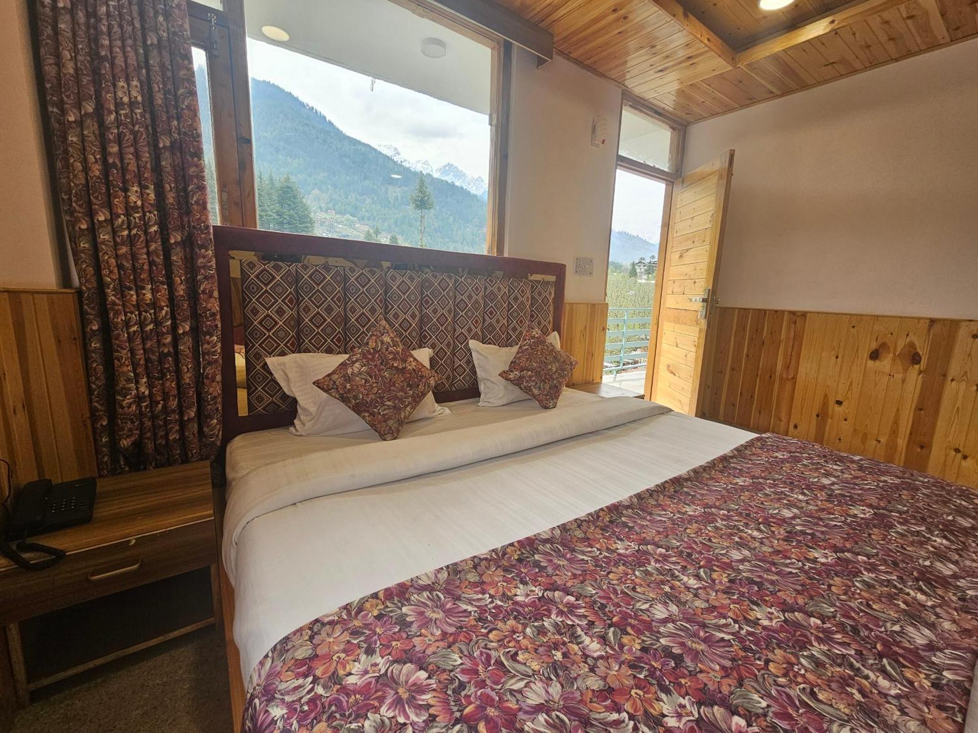 Old With Balcony And Mountain Views, Near Mall Road