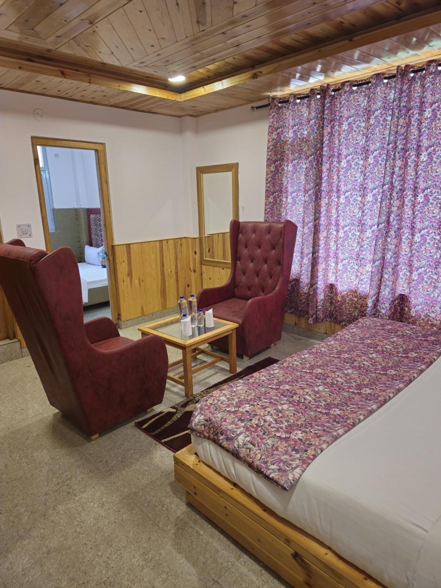 Old With Balcony And Mountain Views, Near Mall Road 4*