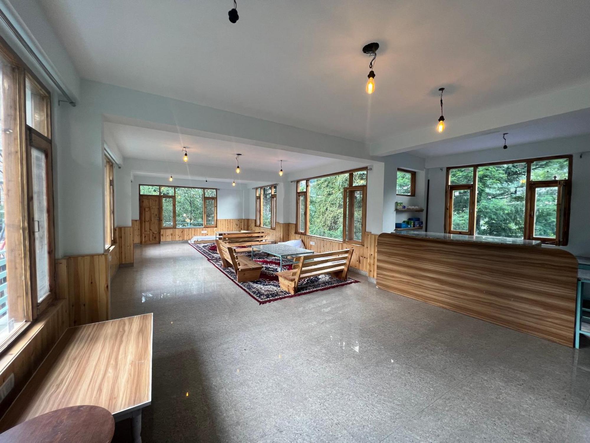 Hotel Old With Balcony And Mountain Views, Near Mall Road 4*