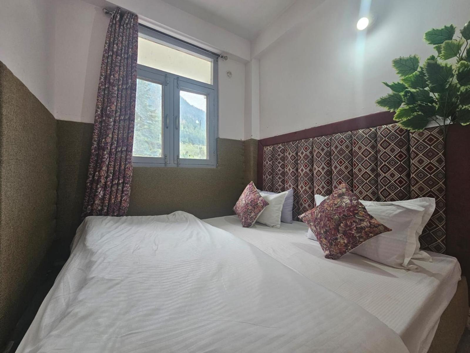 Hotel Old With Balcony And Mountain Views, Near Mall Road