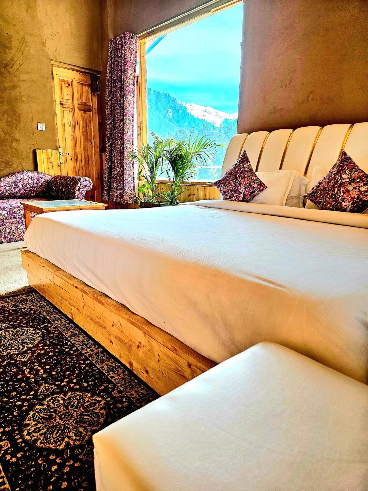 Hotel Old With Balcony And Mountain Views, Near Mall Road 4*
