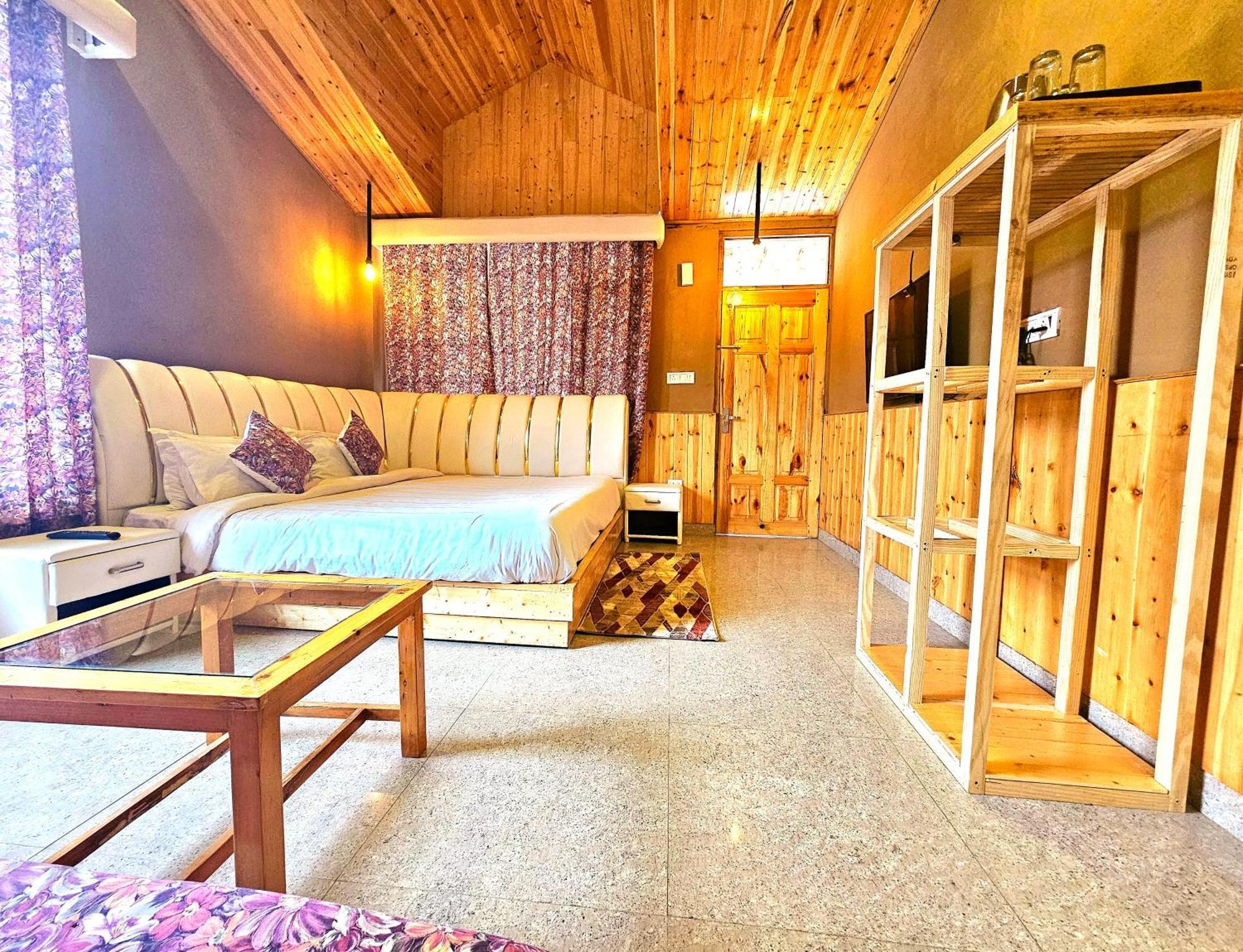Old With Balcony And Mountain Views, Near Mall Road Manali (Himachal Pradesh)