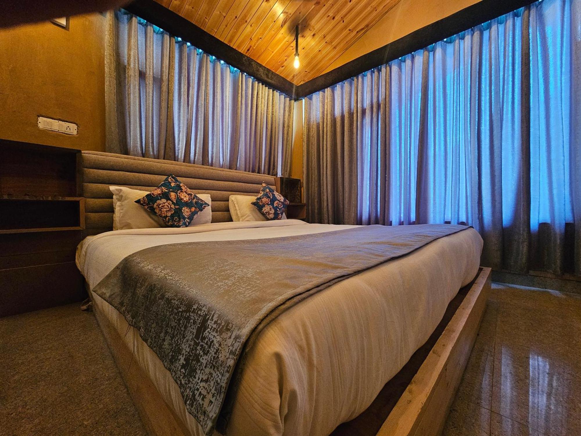 Old With Balcony And Mountain Views, Near Mall Road Hotel Manali (Himachal Pradesh)