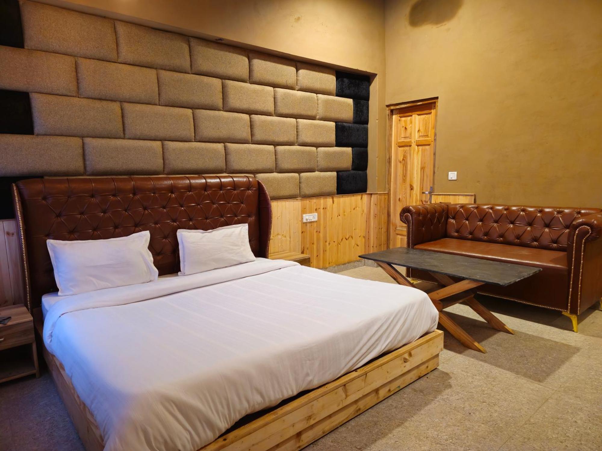 Old With Balcony And Mountain Views, Near Mall Road Hotel Manali (Himachal Pradesh)