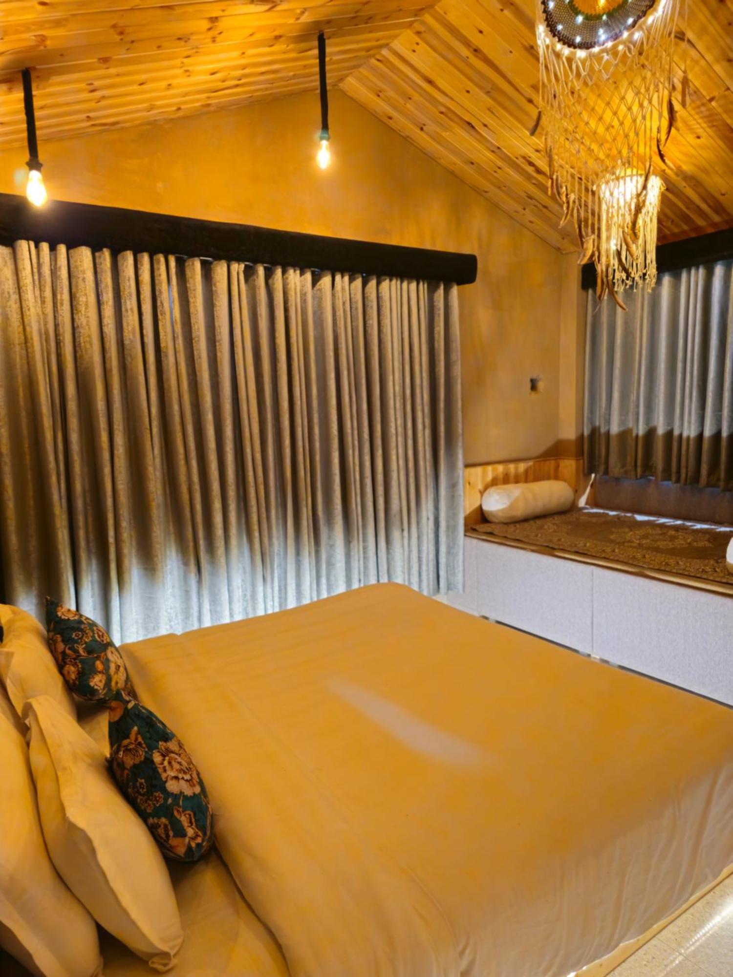 Old With Balcony And Mountain Views, Near Mall Road 4*