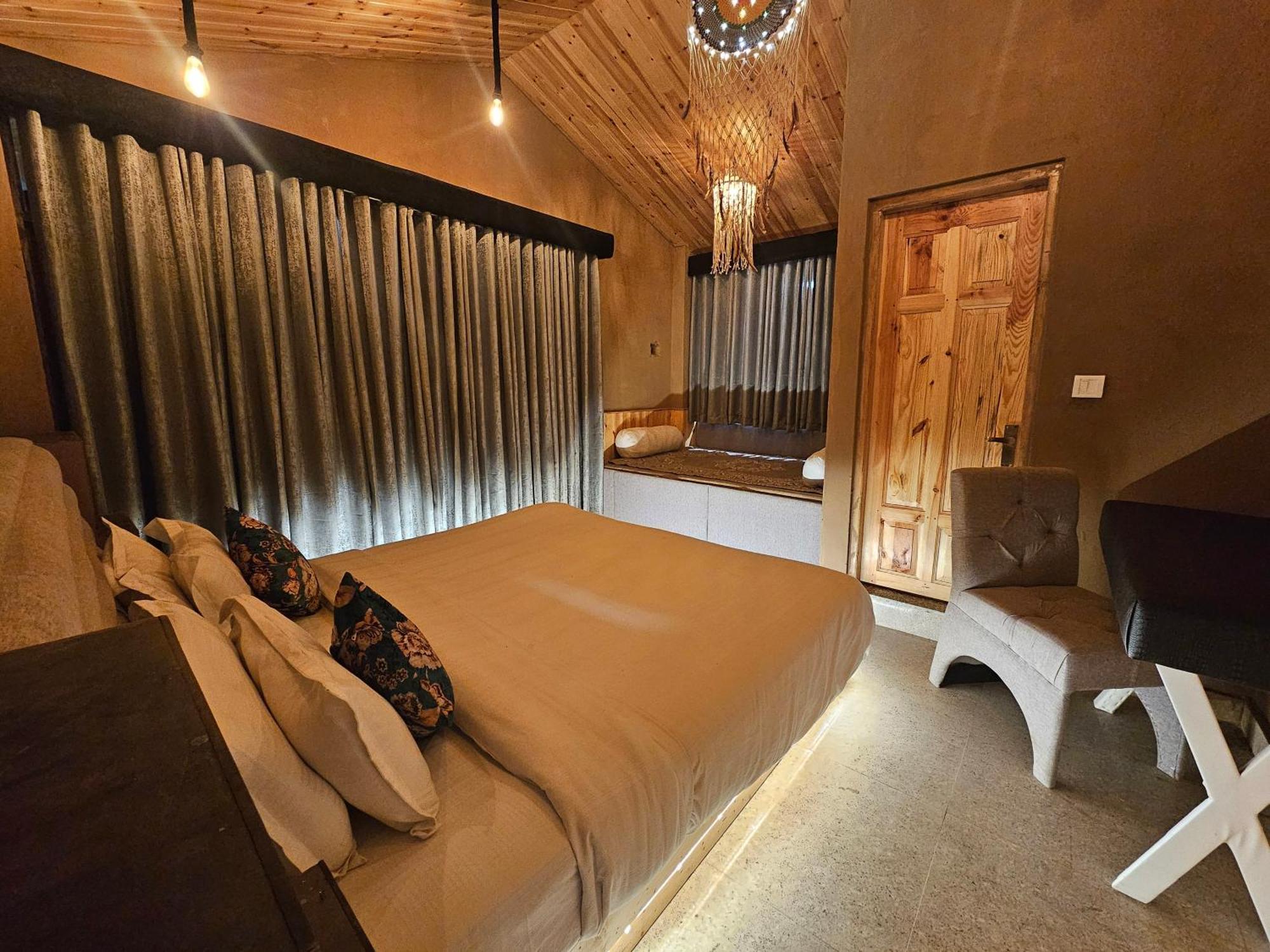 Hotel Old With Balcony And Mountain Views, Near Mall Road 4*