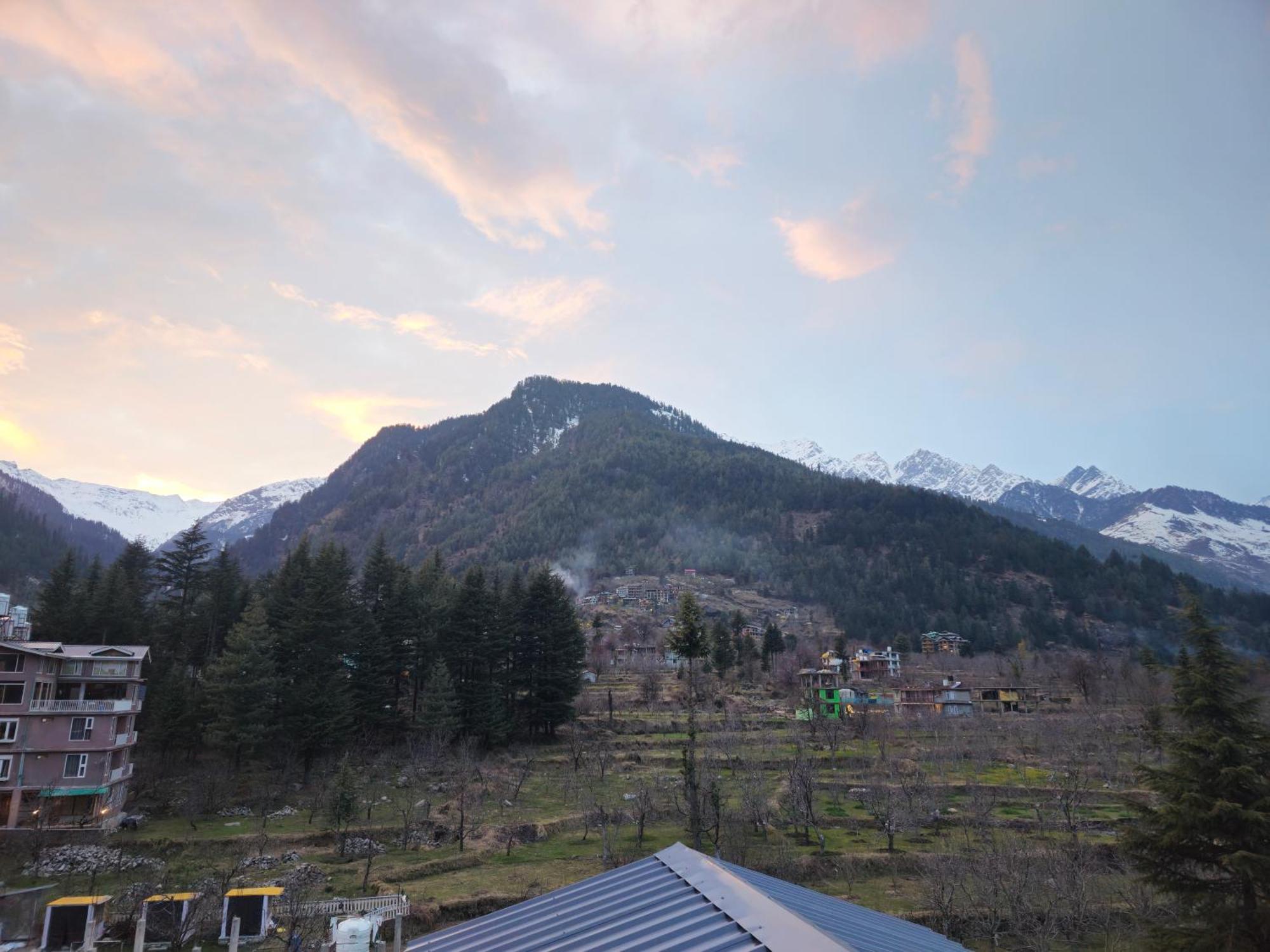 Old With Balcony And Mountain Views, Near Mall Road Hotel Manali (Himachal Pradesh)