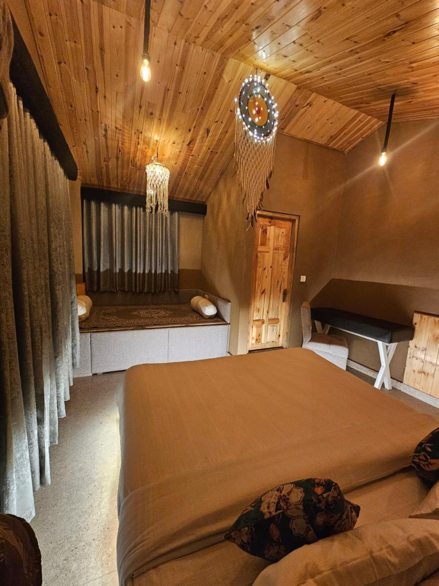 Old With Balcony And Mountain Views, Near Mall Road Manali (Himachal Pradesh)