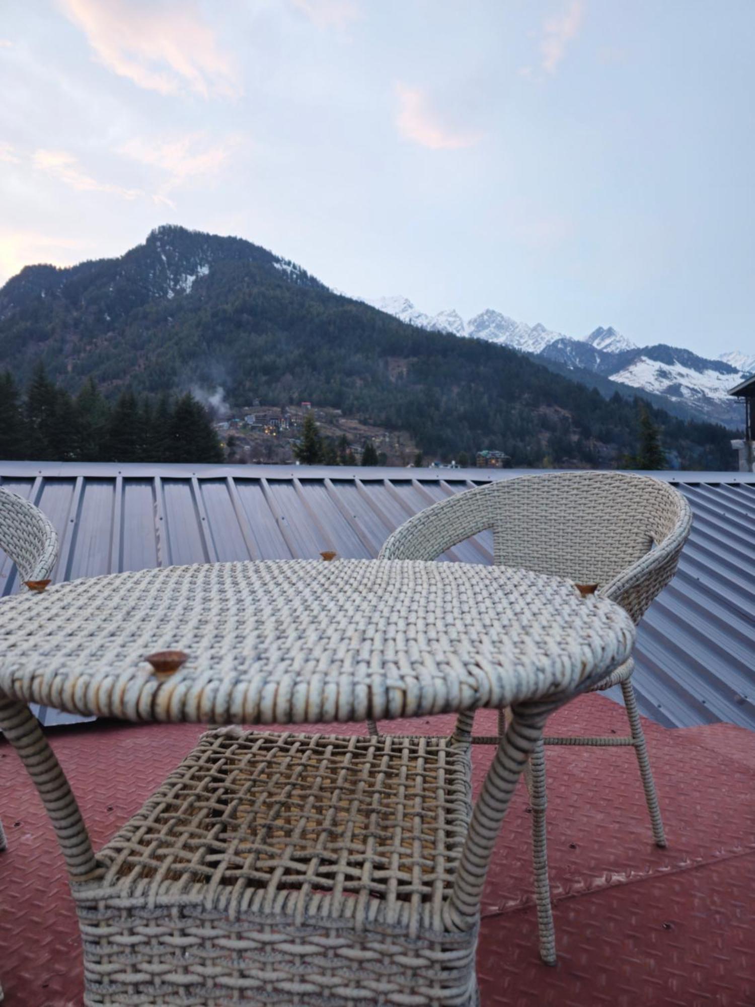 Hotel Old With Balcony And Mountain Views, Near Mall Road