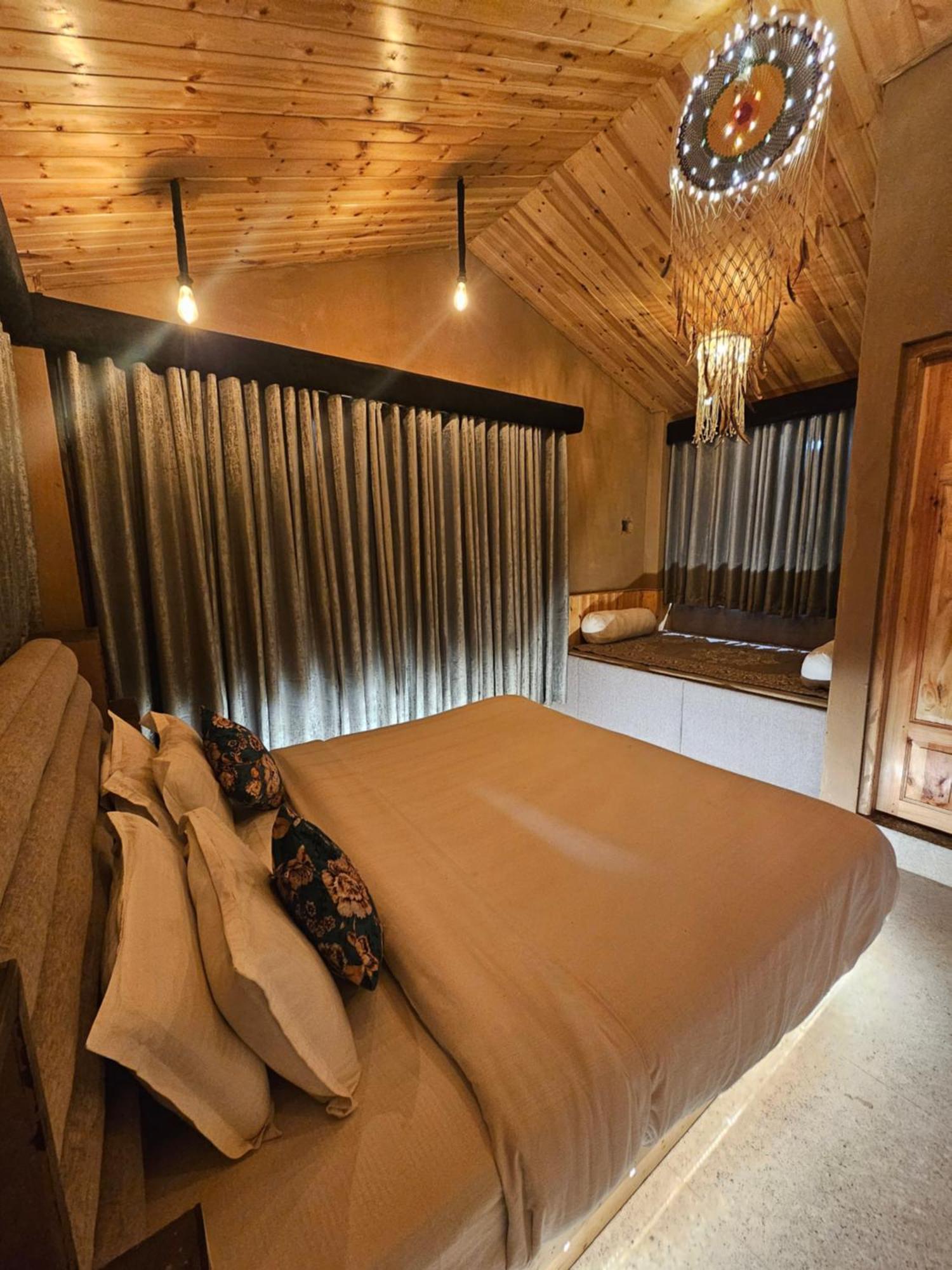 Old With Balcony And Mountain Views, Near Mall Road Hotel 4*