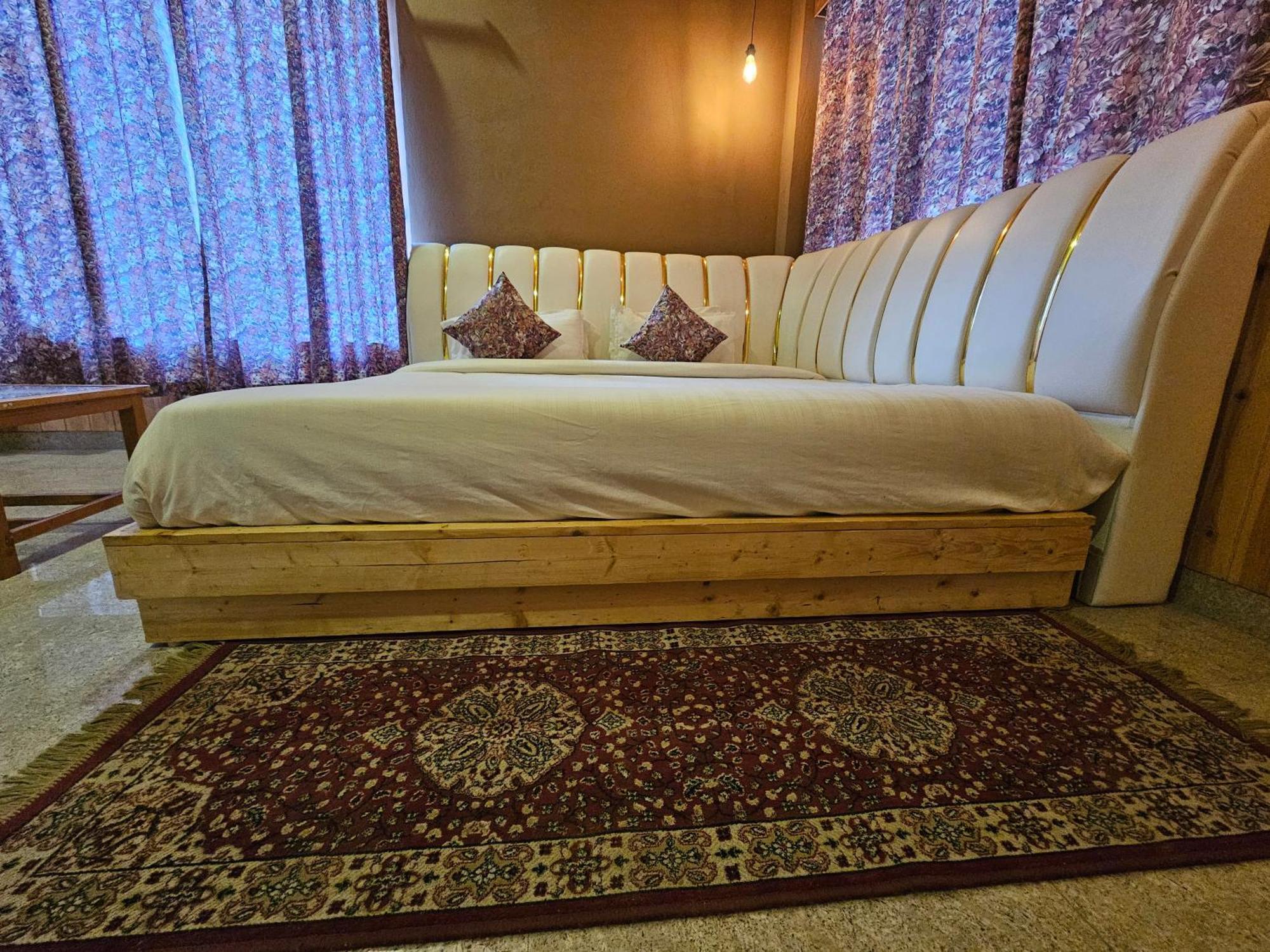 Hotel Old With Balcony And Mountain Views, Near Mall Road 4*