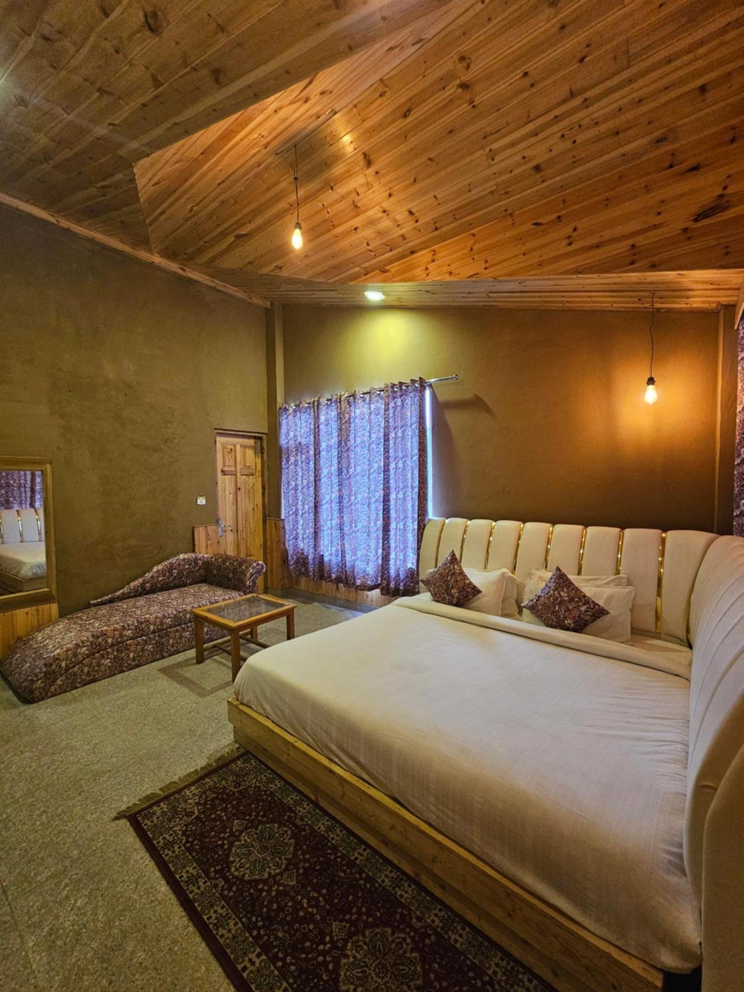 Hotel Old With Balcony And Mountain Views, Near Mall Road Manali (Himachal Pradesh)