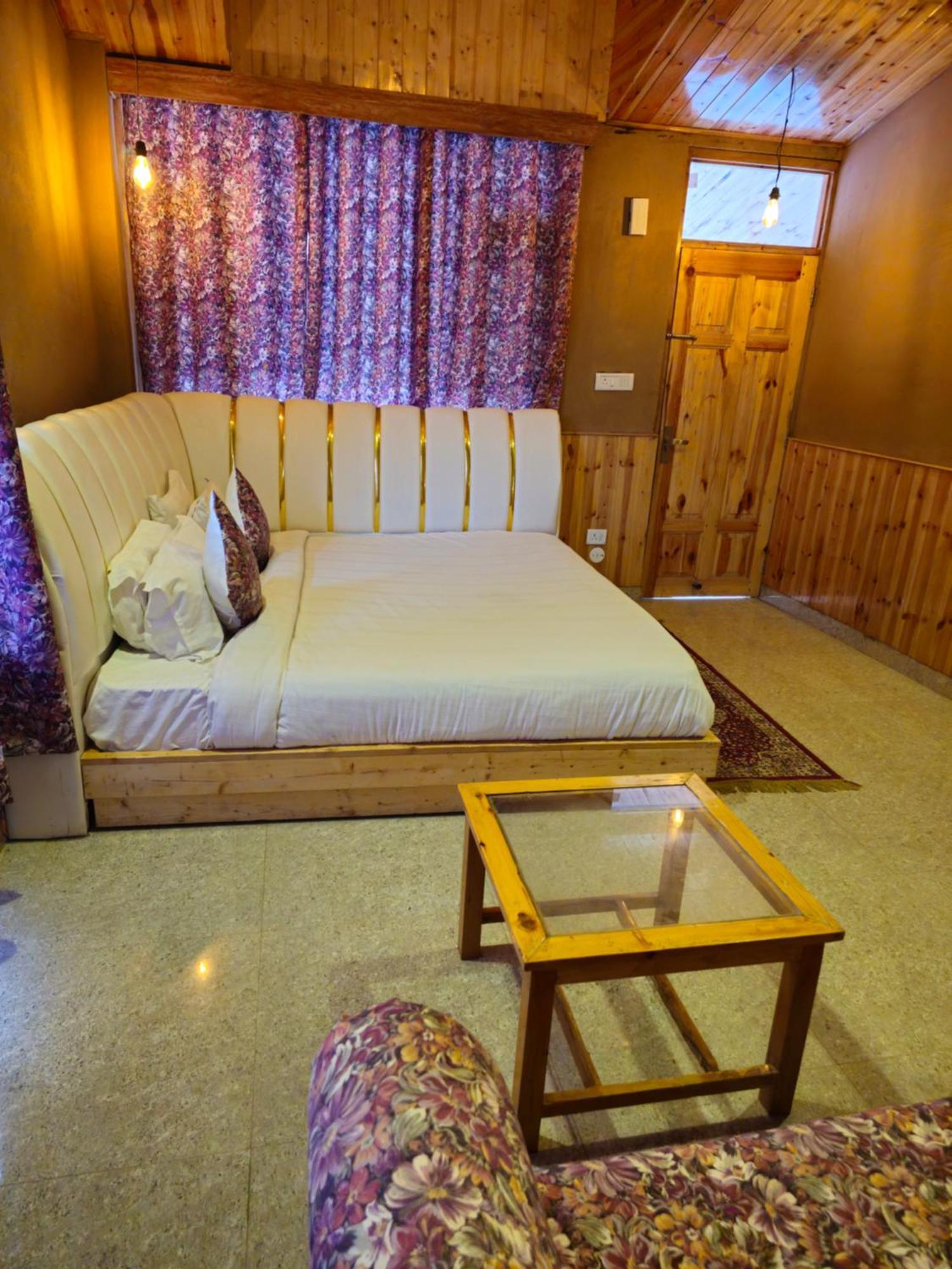 Old With Balcony And Mountain Views, Near Mall Road Manali (Himachal Pradesh)