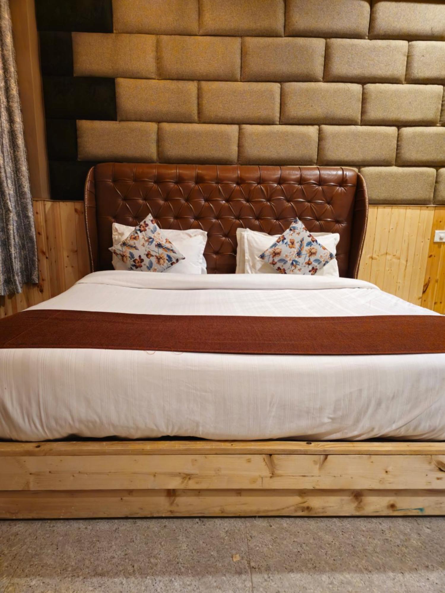 Old With Balcony And Mountain Views, Near Mall Road Hotel 4*