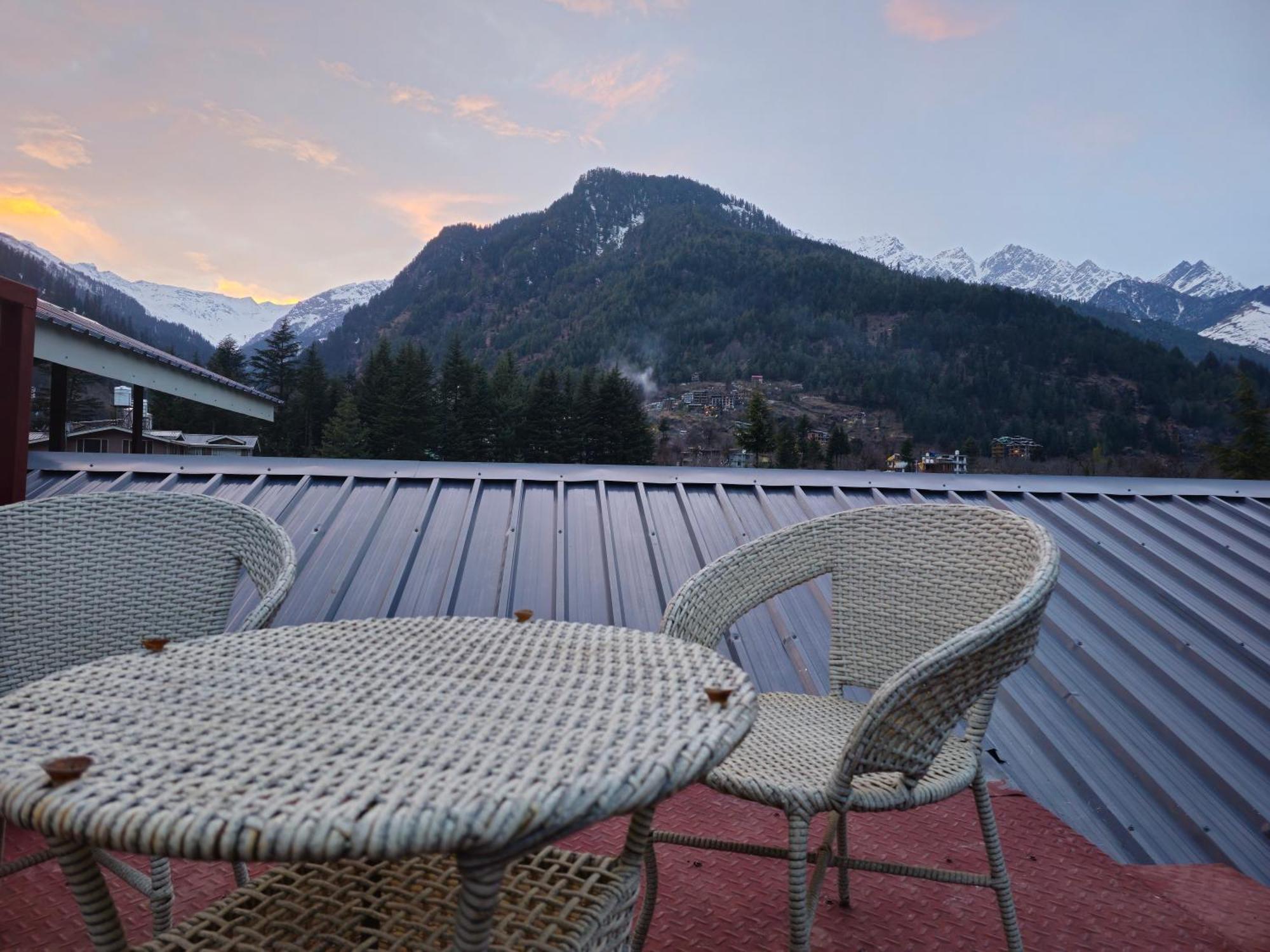 Old With Balcony And Mountain Views, Near Mall Road Hotel Manali (Himachal Pradesh)
