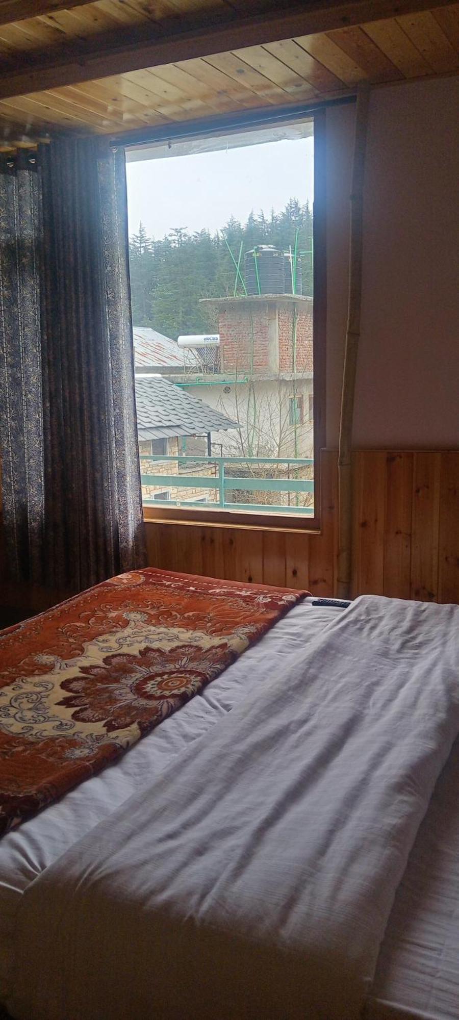 Hotel Old With Balcony And Mountain Views, Near Mall Road Manali (Himachal Pradesh)