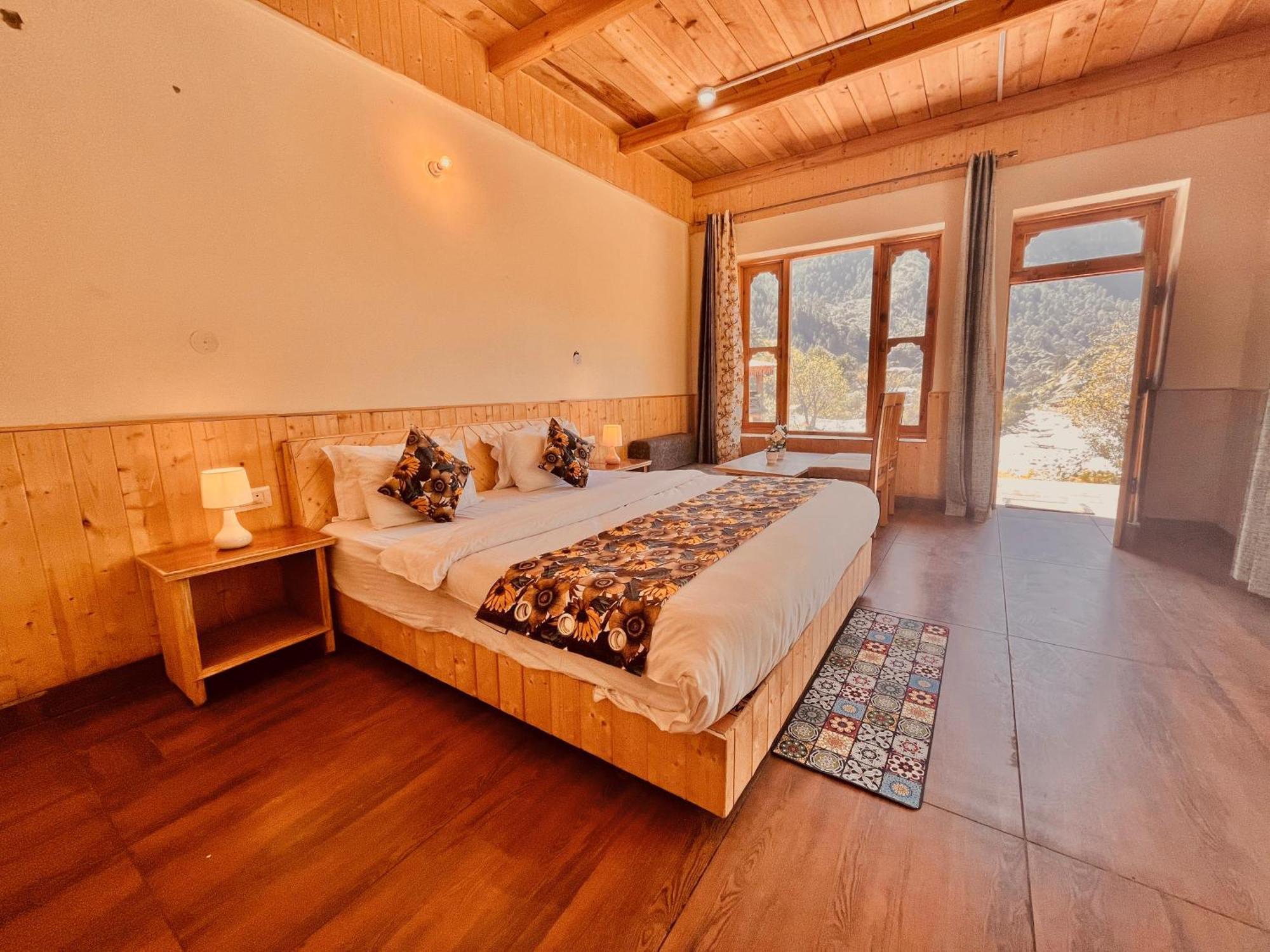 Himalayan Valley View Retreat - Selling Riverside In Hotel Manali (Himachal Pradesh)