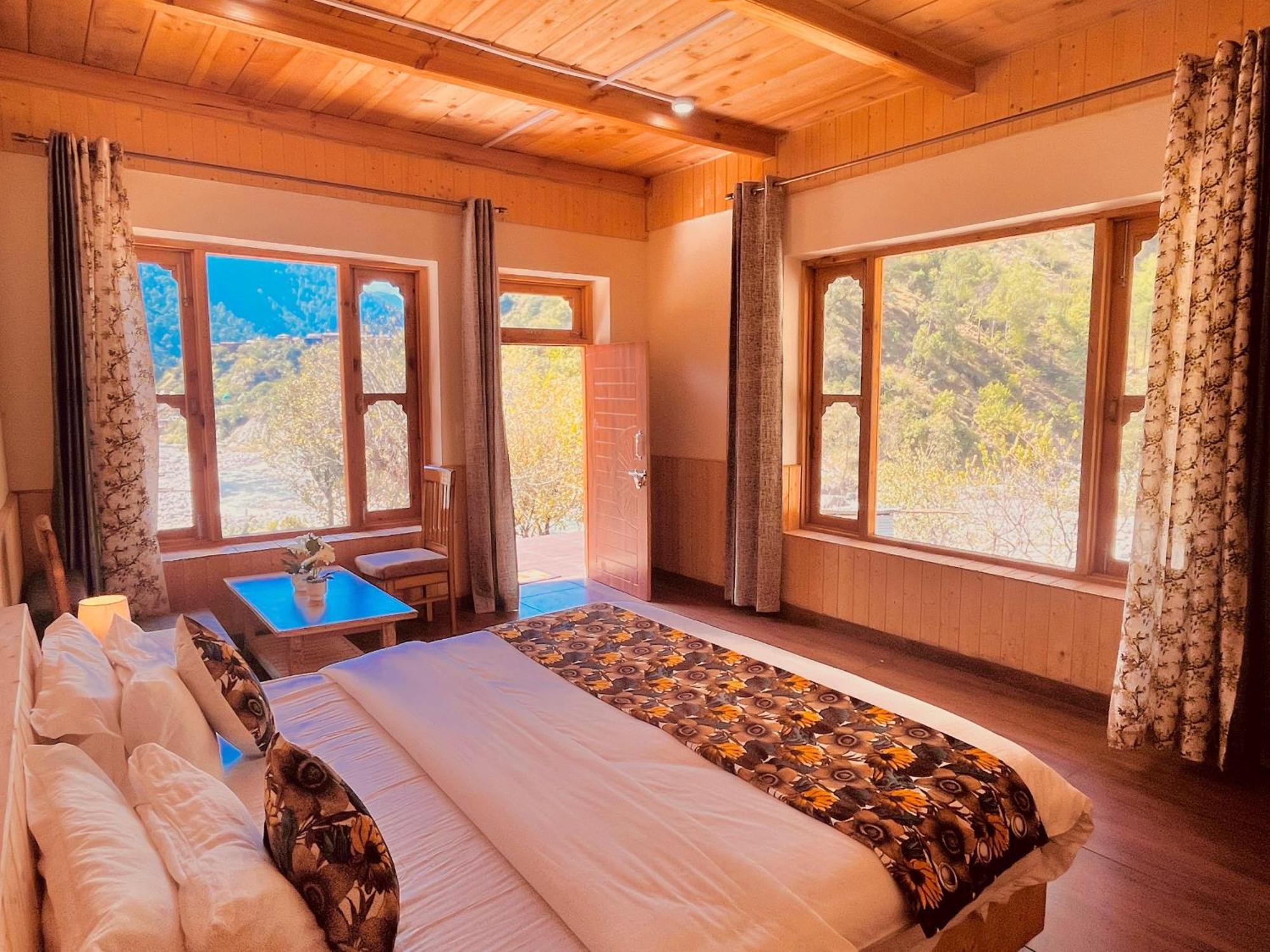 Himalayan Valley View Retreat - Selling Riverside In Hotel Manali (Himachal Pradesh)