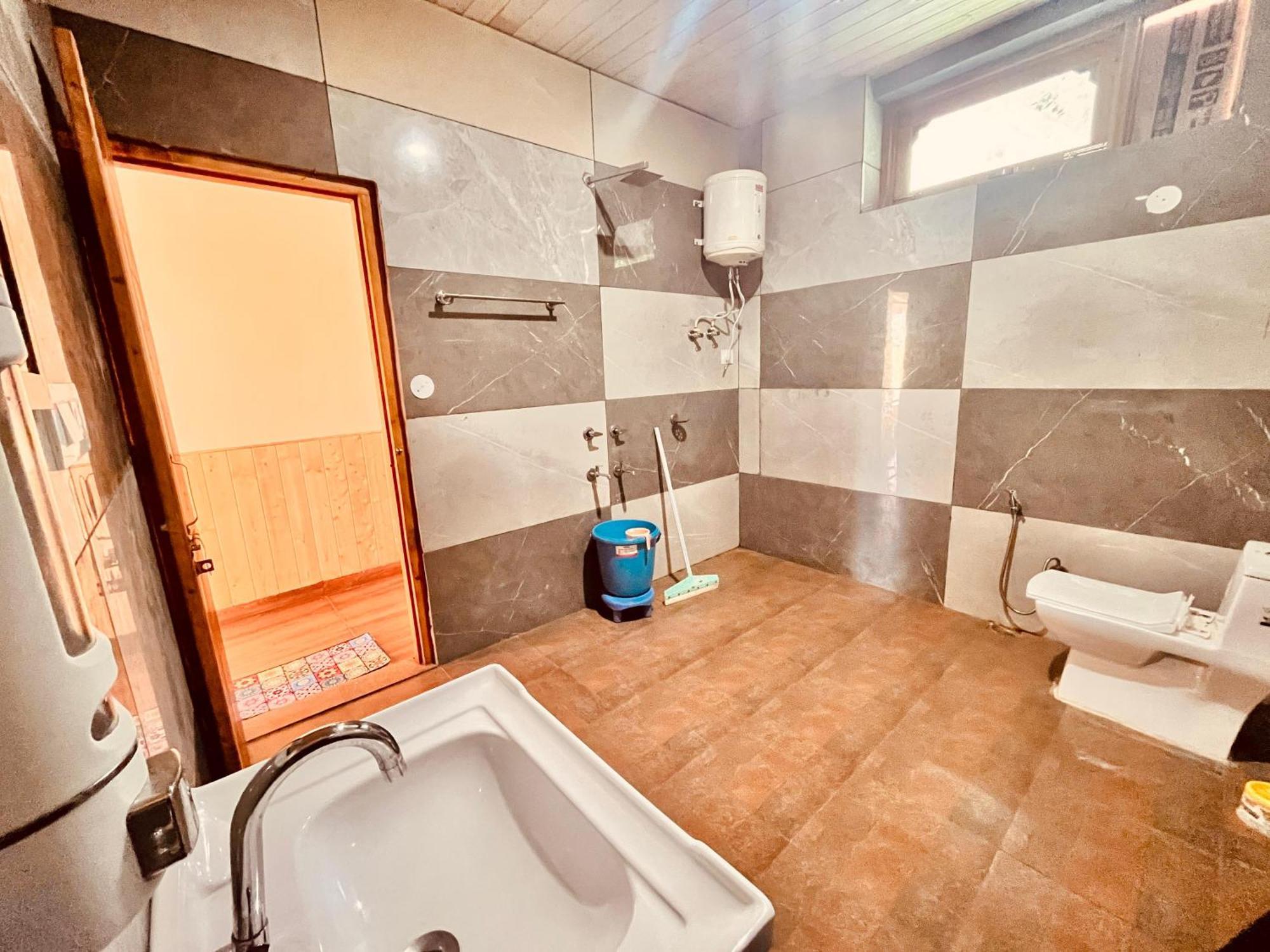 Hotel Himalayan Valley View Retreat - Selling Riverside In Manali (Himachal Pradesh)