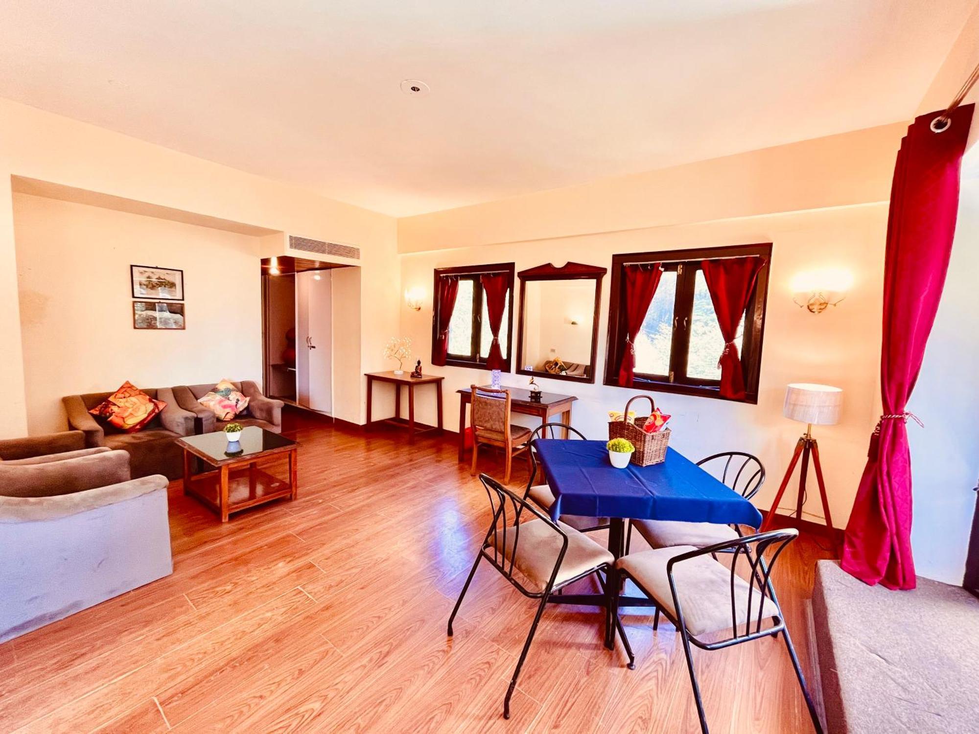 Ramayan Near Mall Road With Big Parking * Manali (Himachal Pradesh)