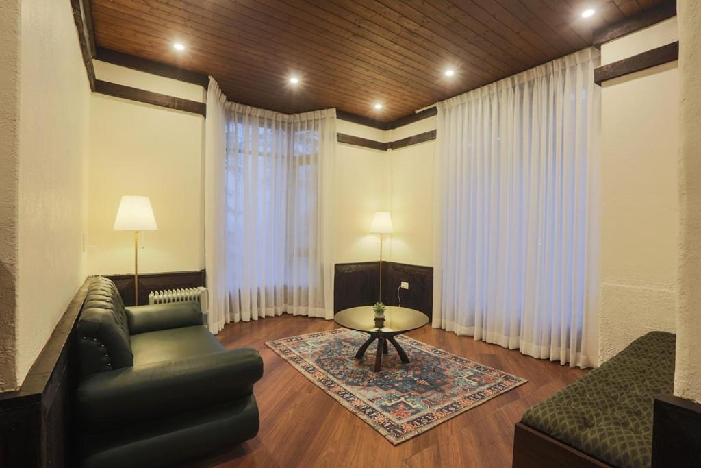 Pause By The Woods Resort Manali (Himachal Pradesh)
