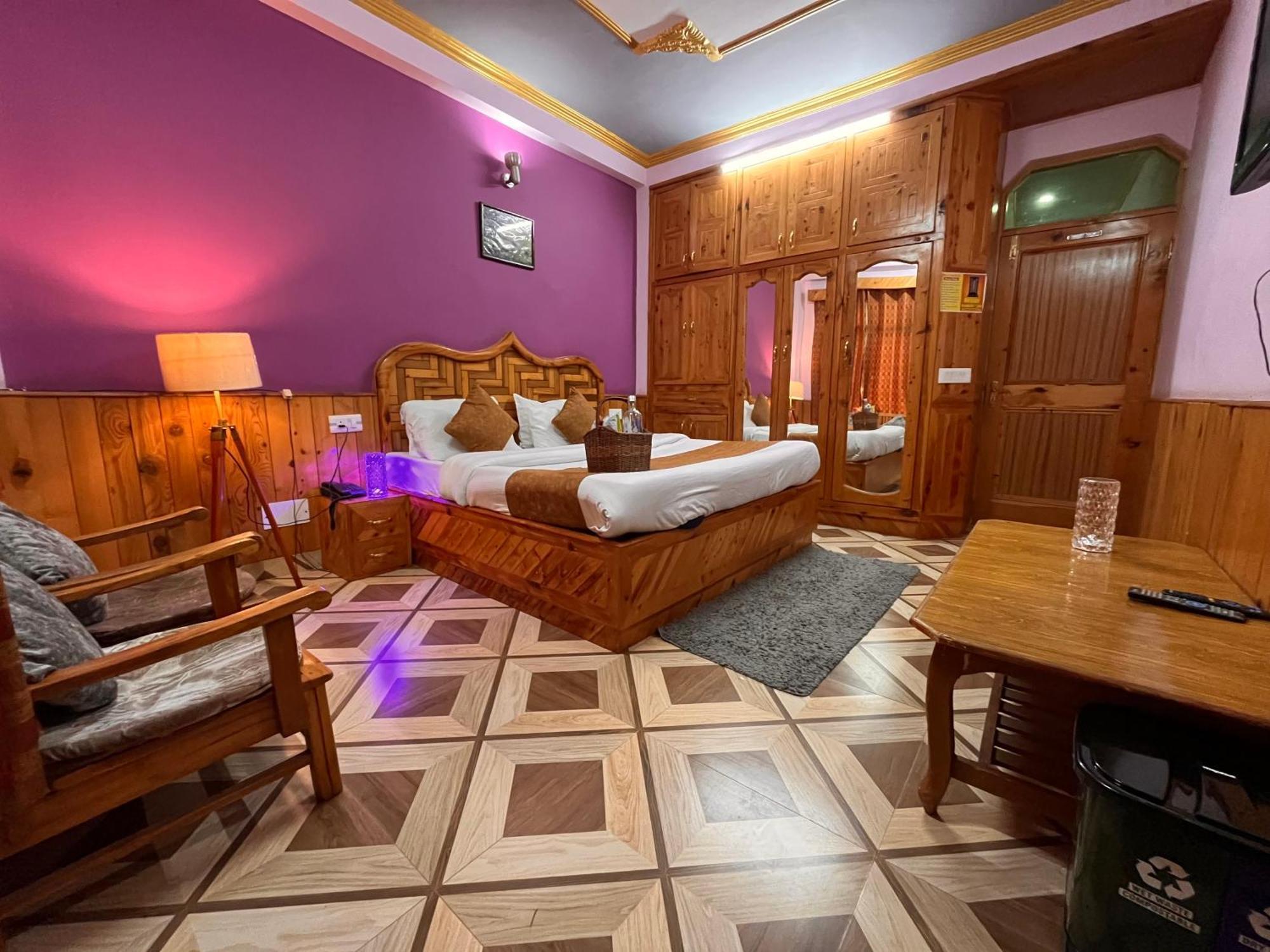 The Rama Lodge, - 1,2,3,4 Bedrooms Independent Luxury Available With Mountain View Manali (Himachal Pradesh)
