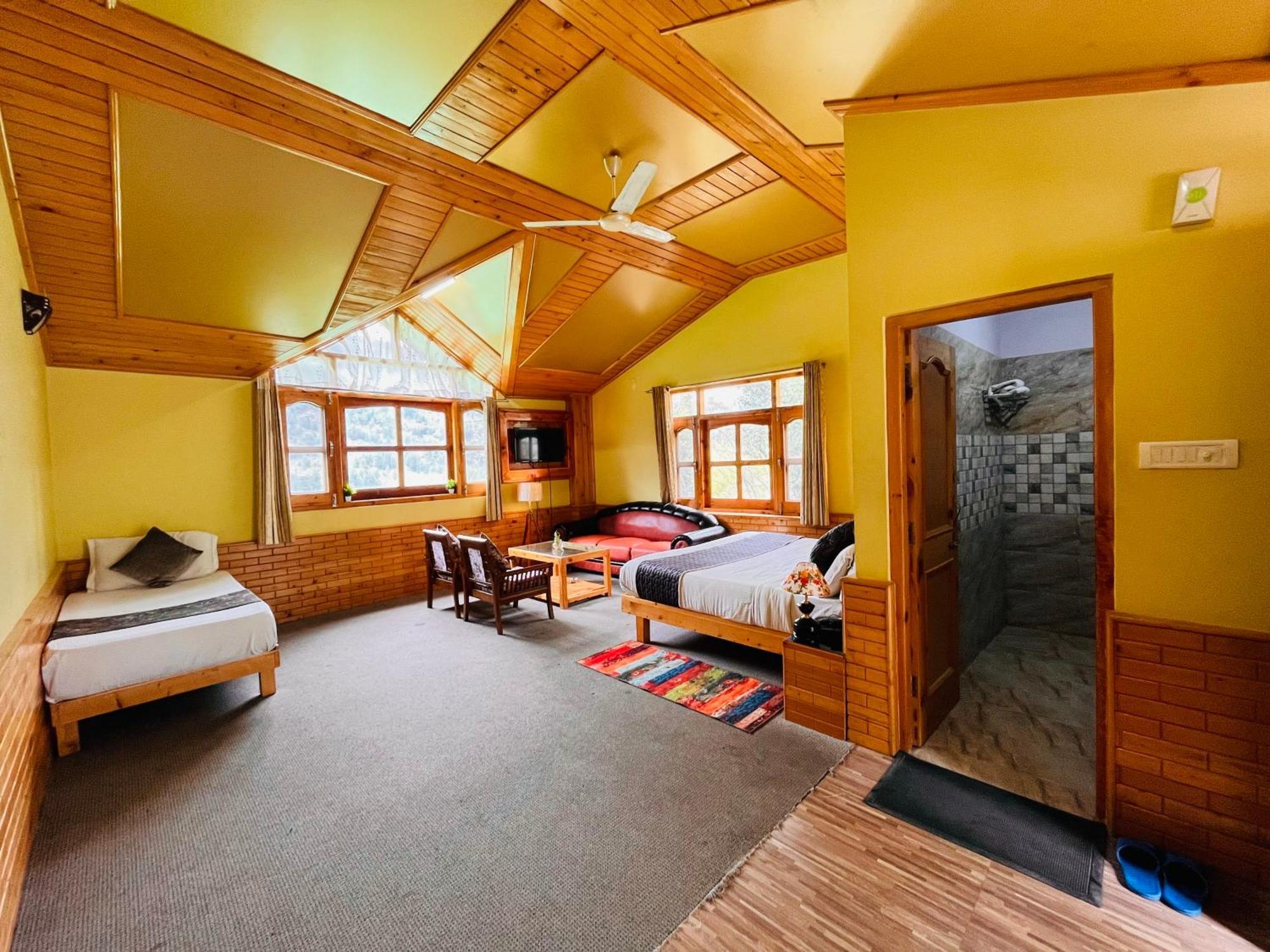 Hollywood - Scenic River & Mountain View With Premium Near Mall Road Manali (Himachal Pradesh)