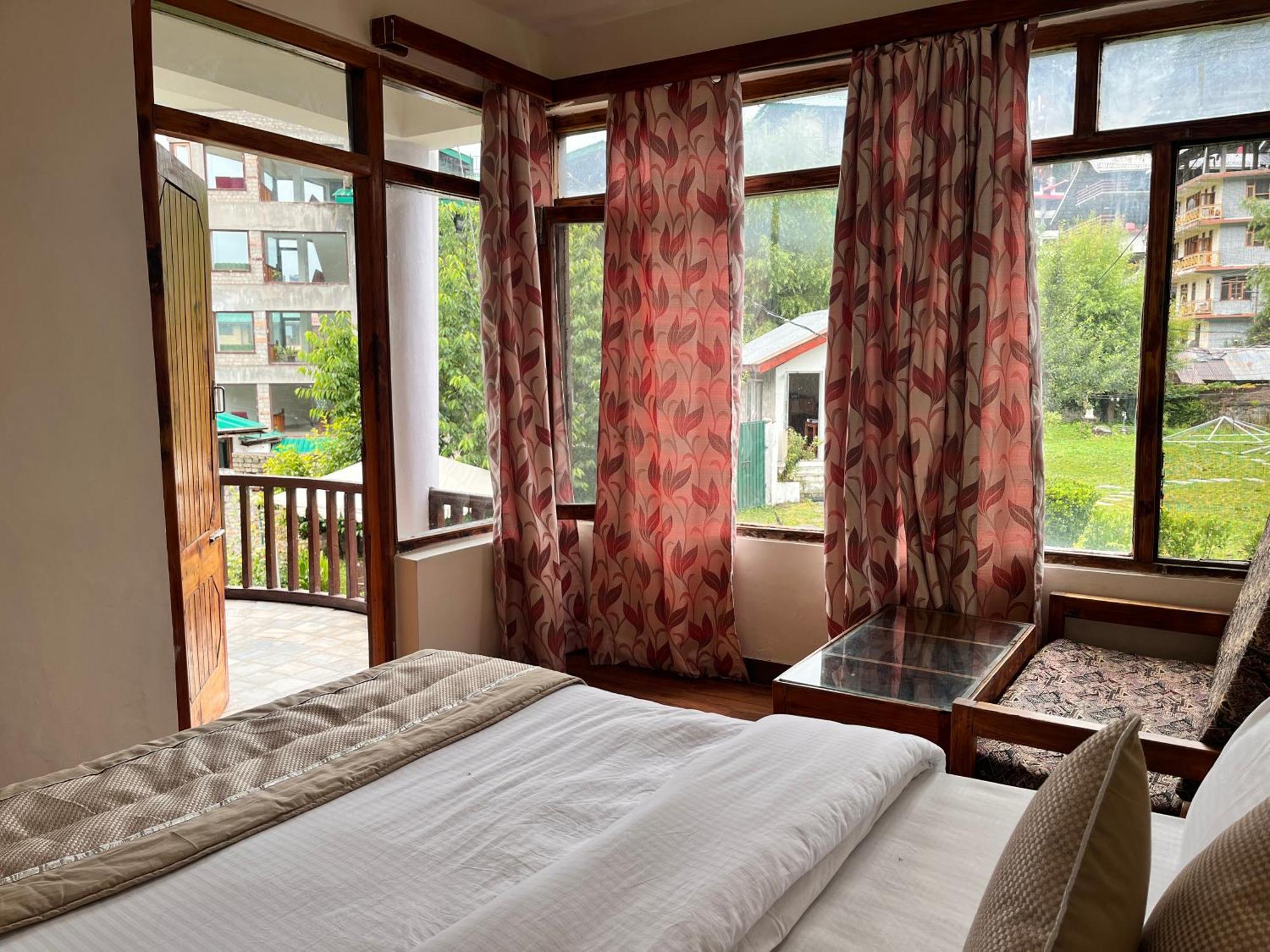 Tourist 10 Minutes Walking Distance From The Mall Hotel