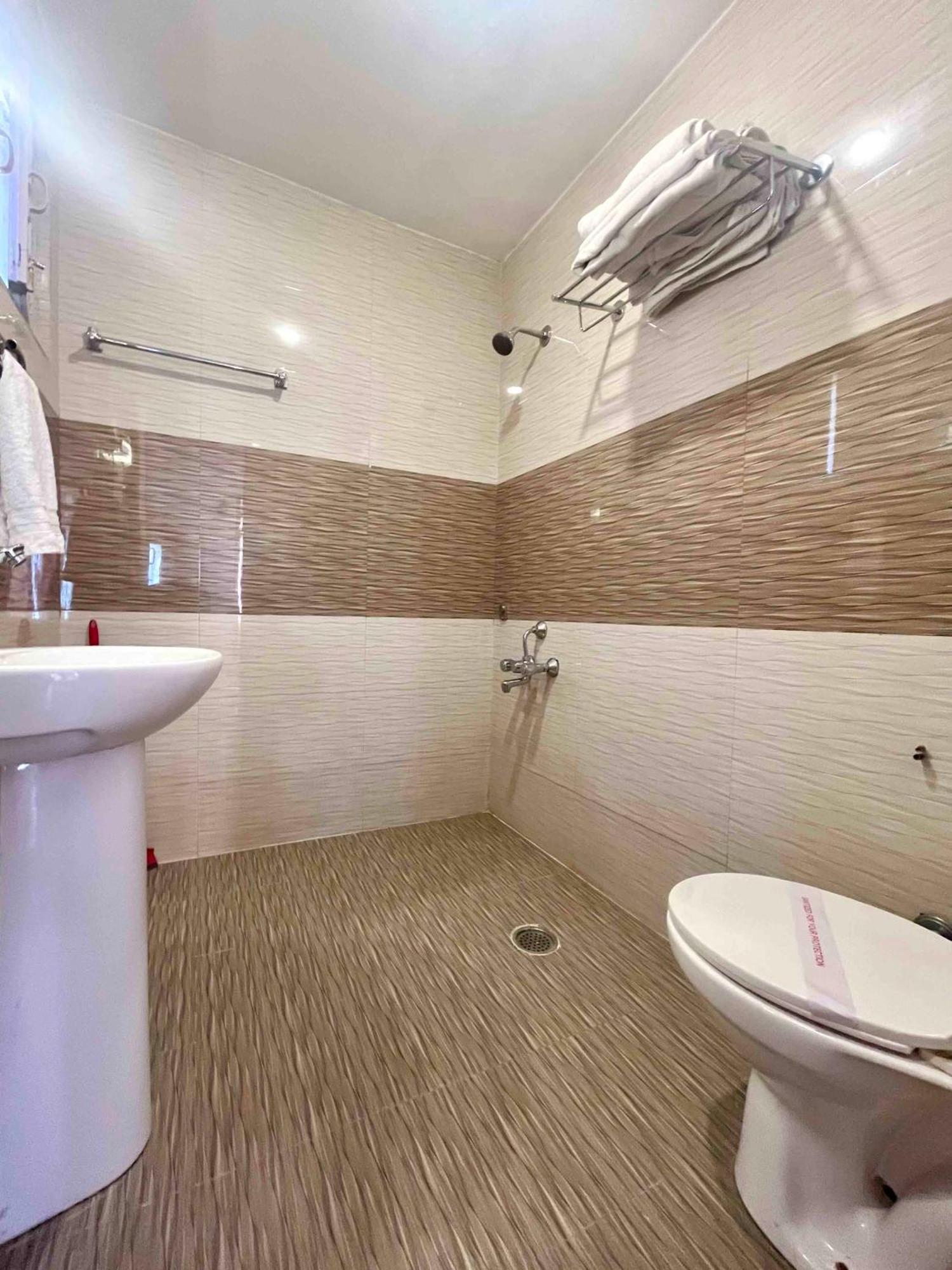 Tourist 10 Minutes Walking Distance From The Mall