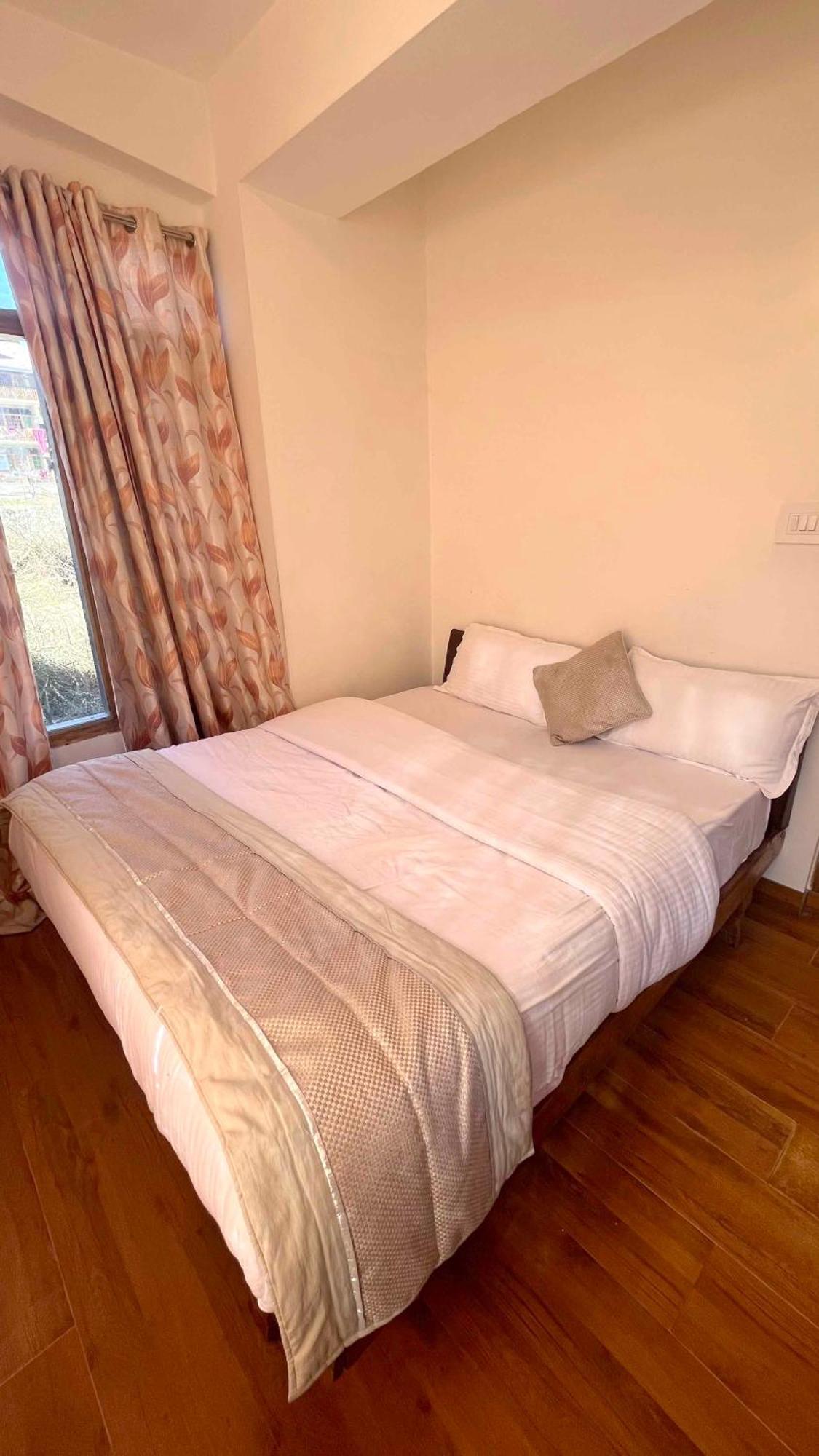 Tourist 10 Minutes Walking Distance From The Mall Hotel *