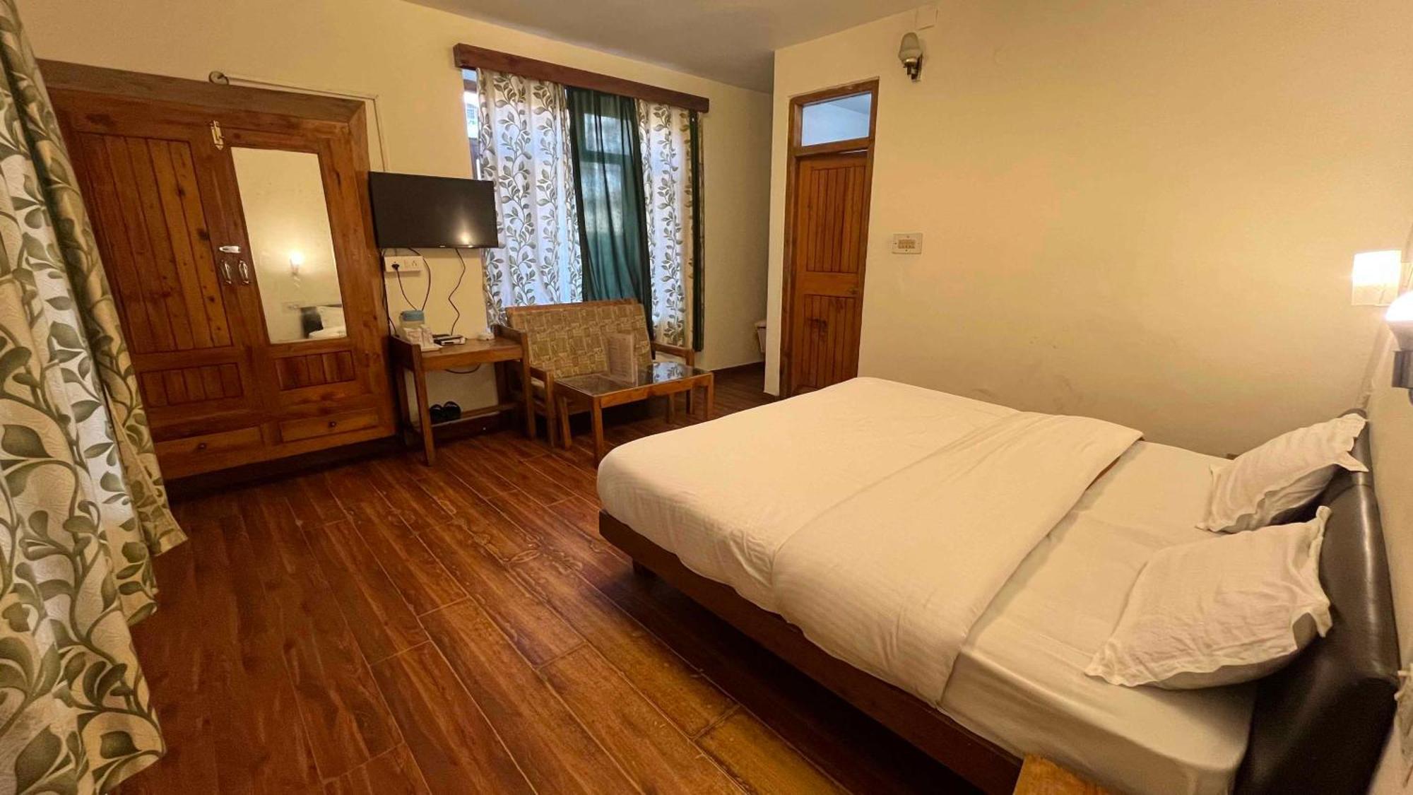 Tourist 10 Minutes Walking Distance From The Mall Manali (Himachal Pradesh)