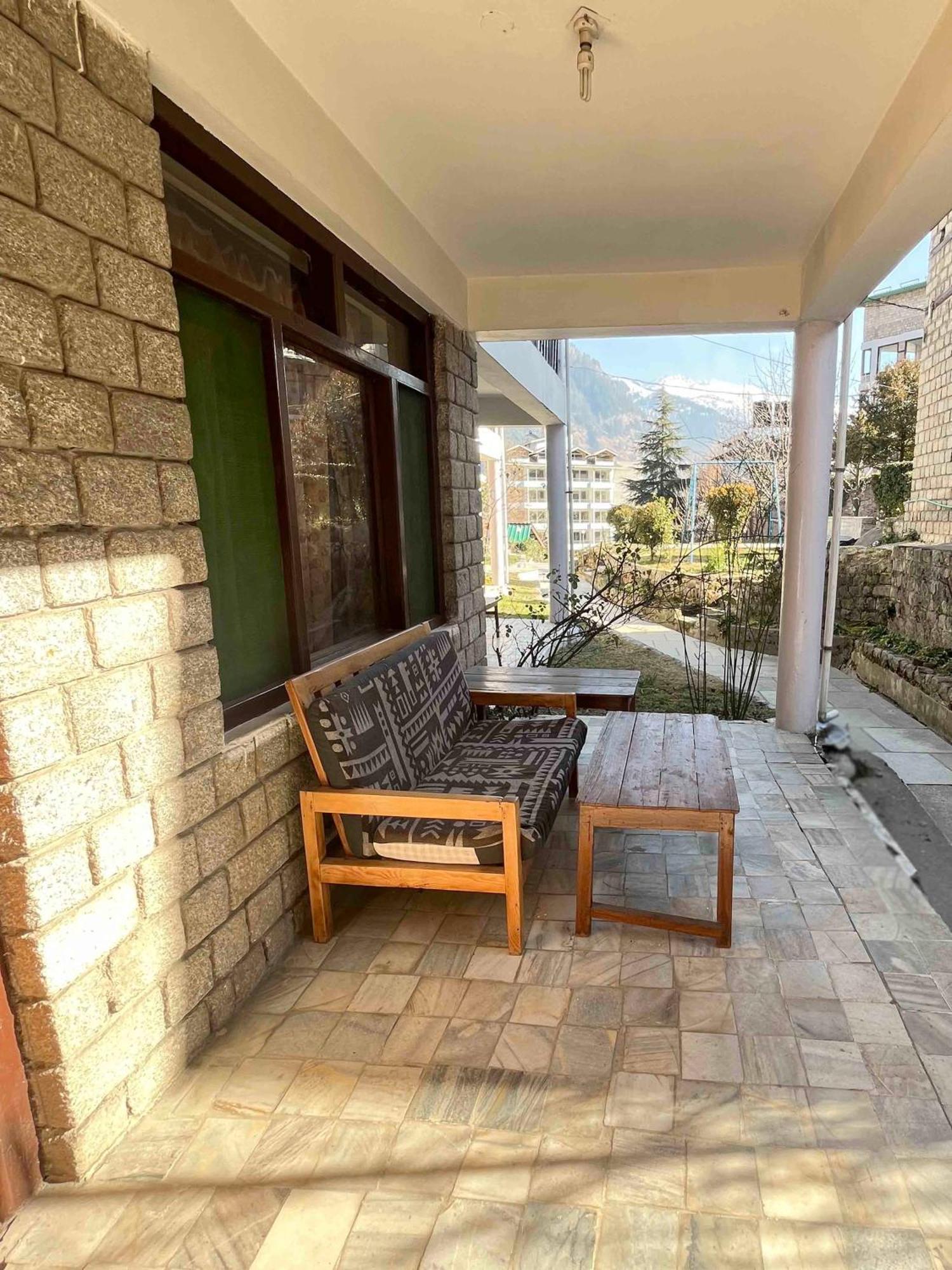 Tourist 10 Minutes Walking Distance From The Mall