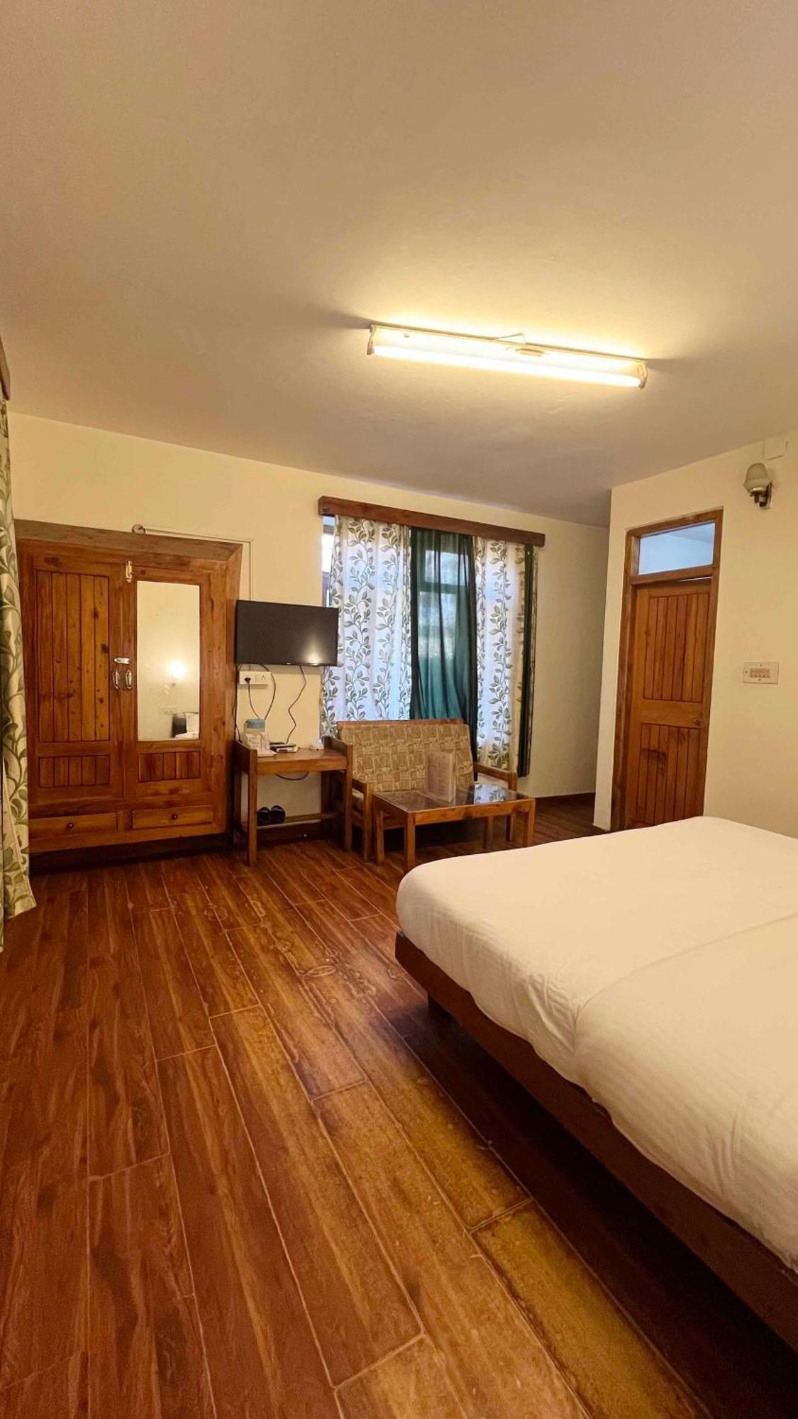 Tourist 10 Minutes Walking Distance From The Mall Manali (Himachal Pradesh)