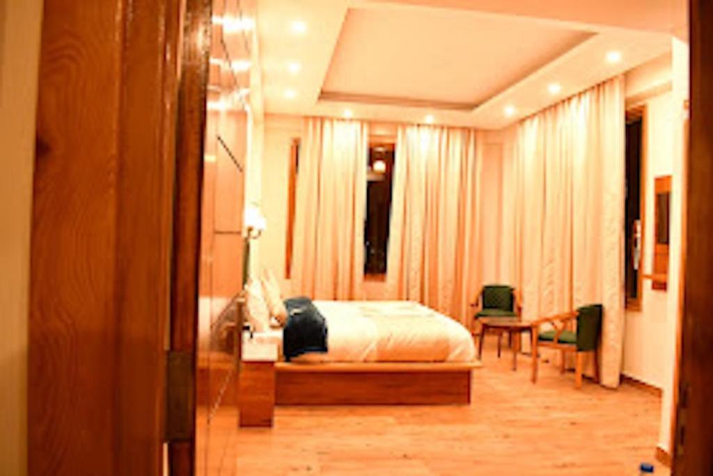 Mountain Majesty'S Inn Rooms & Restaurant Manali (Himachal Pradesh)