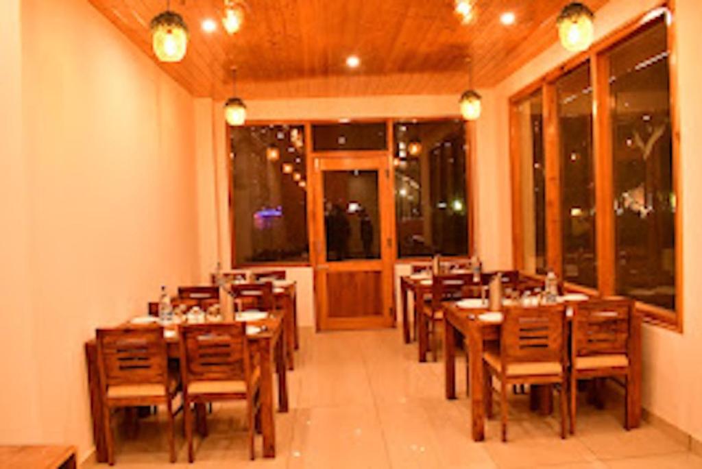 Hotel Mountain Majesty'S Inn Rooms & Restaurant Manali (Himachal Pradesh)