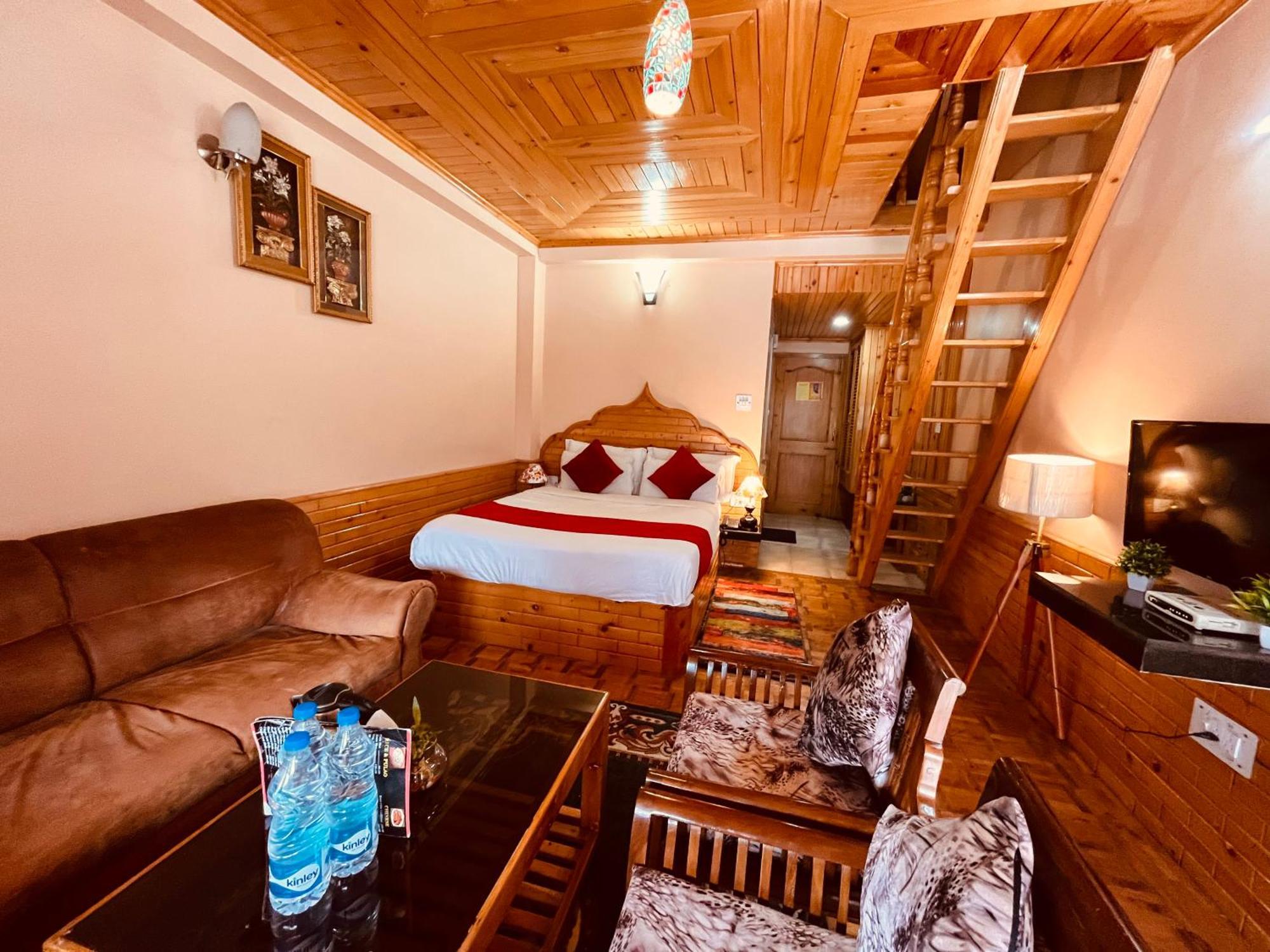 Hotel The Hollywood Classic, - A Facing Towards Snow Capped Mountains & River 4*