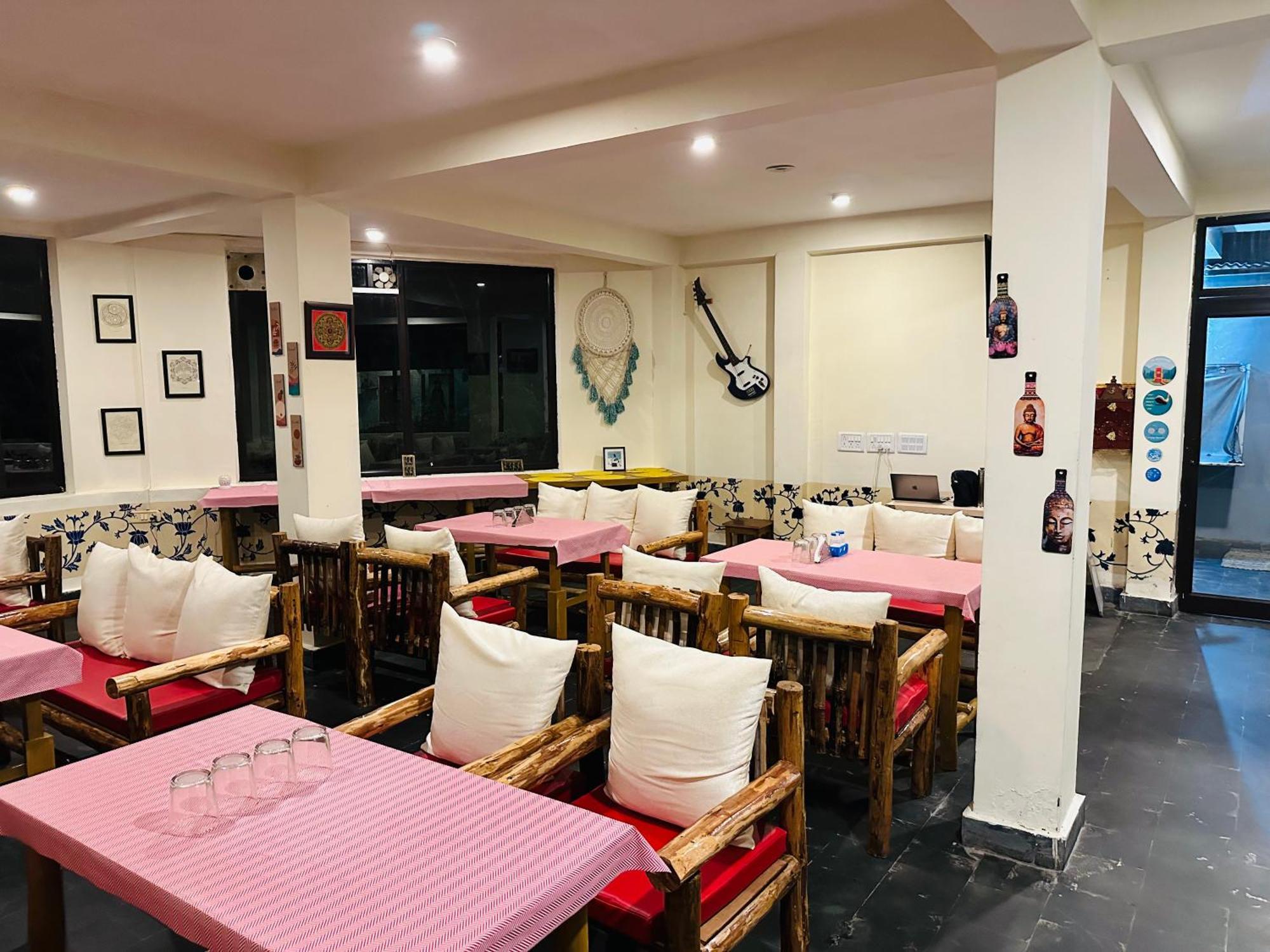 Red House Cafe And Hotel *