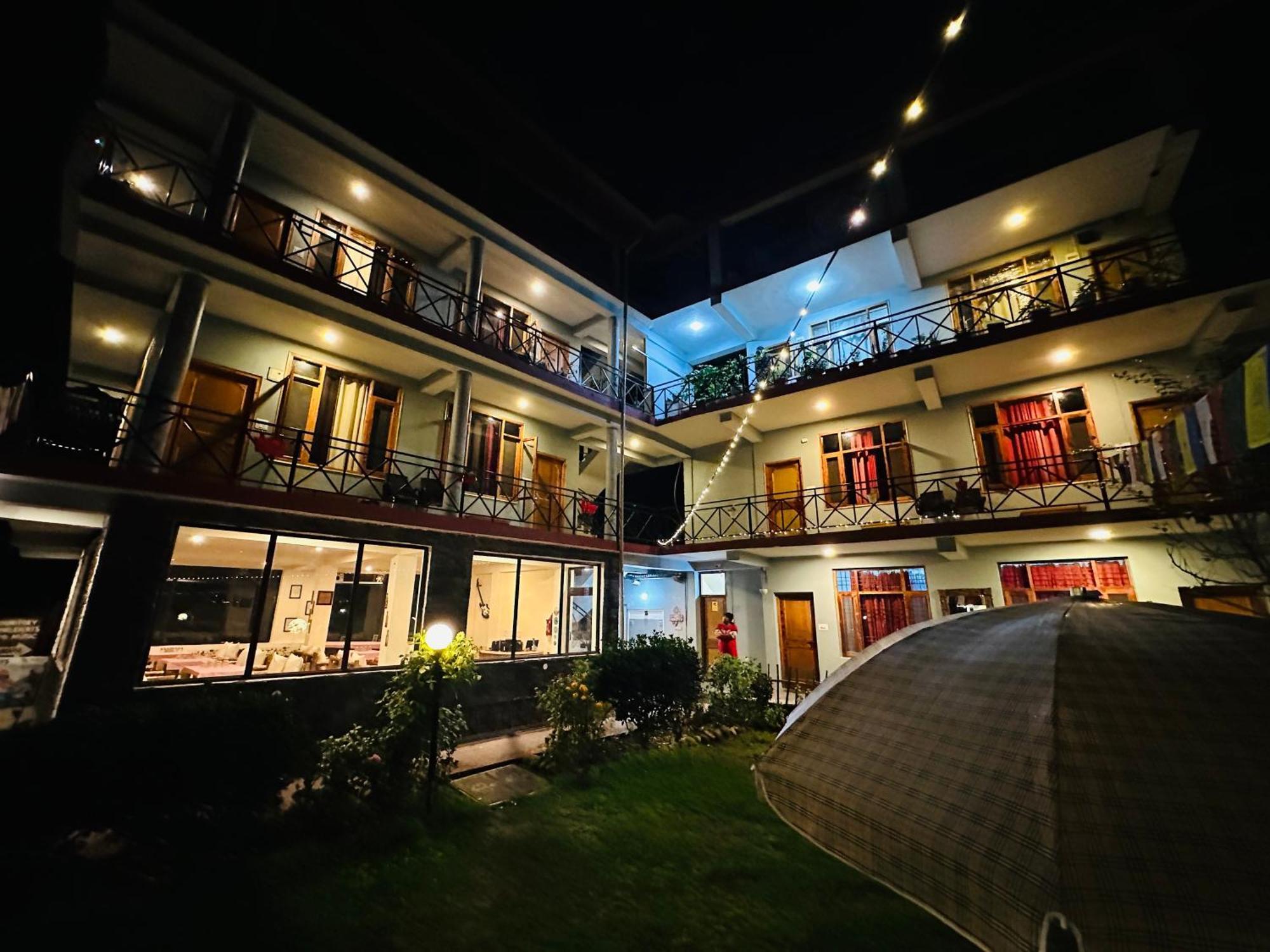 Red House Cafe And Hotel *
