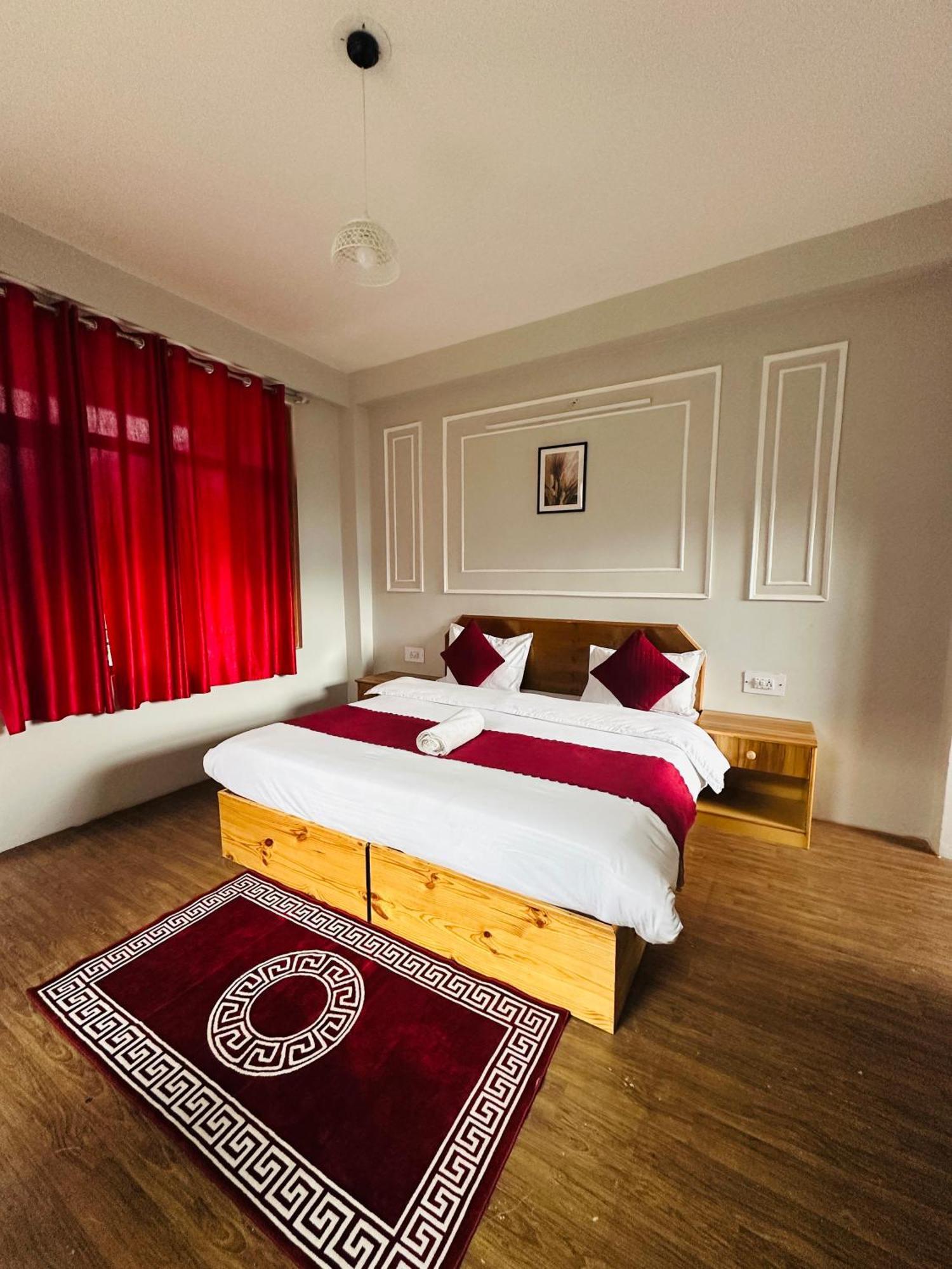 Red House Cafe And Hotel