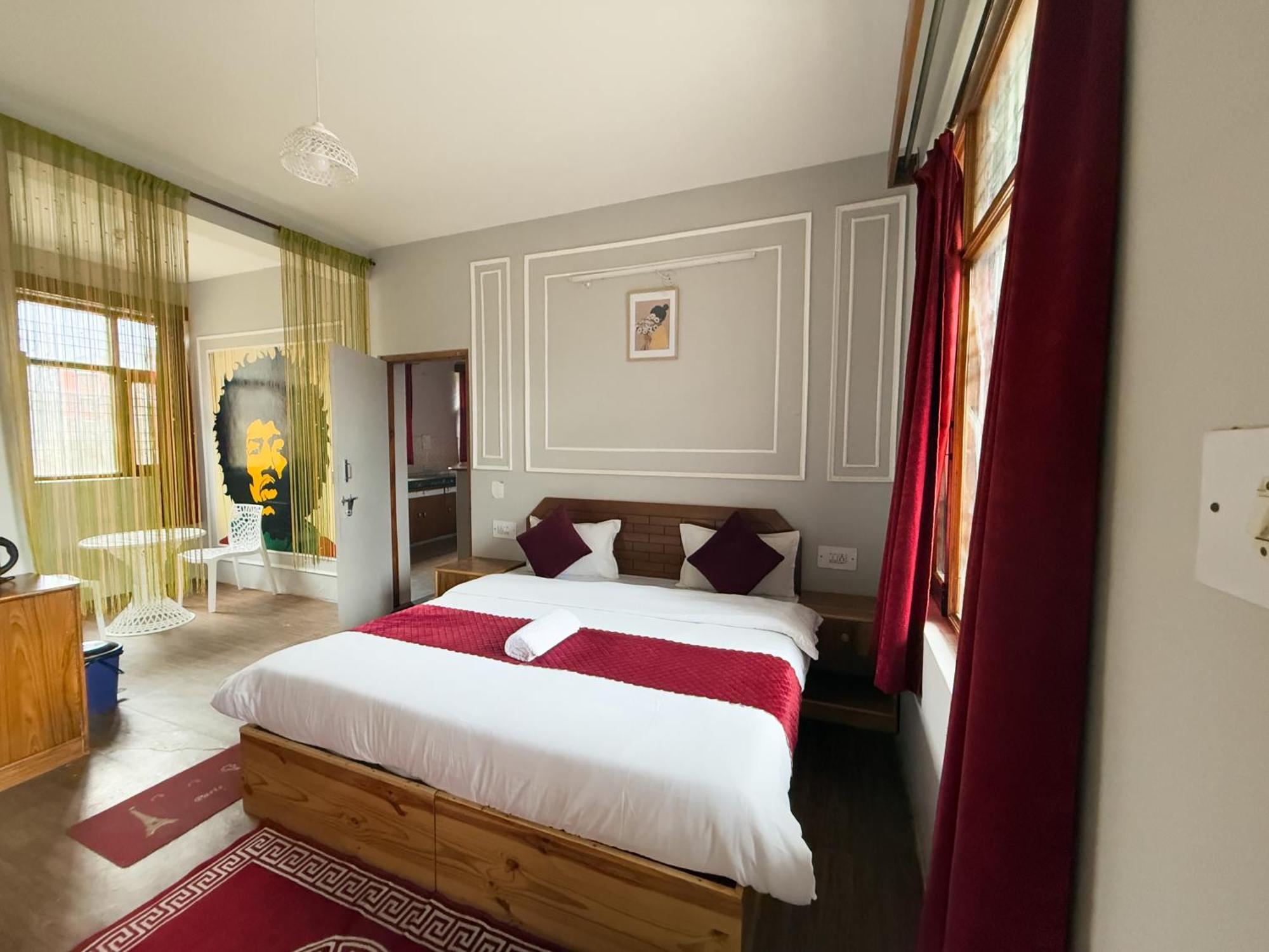 Hotel Red House Cafe And Manali (Himachal Pradesh)